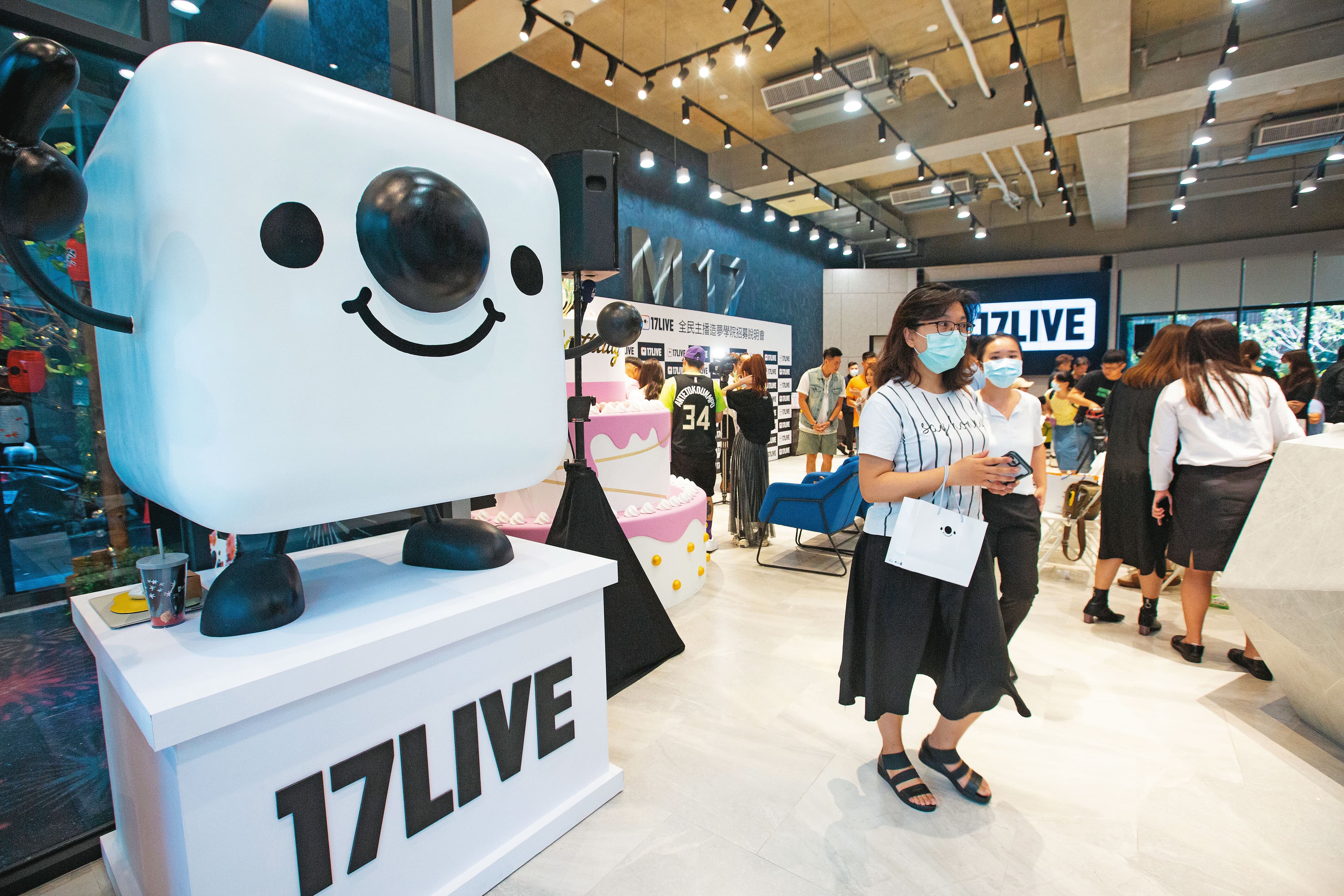為落實內容為王的新直播時代,17LIVE定期以旗下全民主播造夢學院對外招募新血。