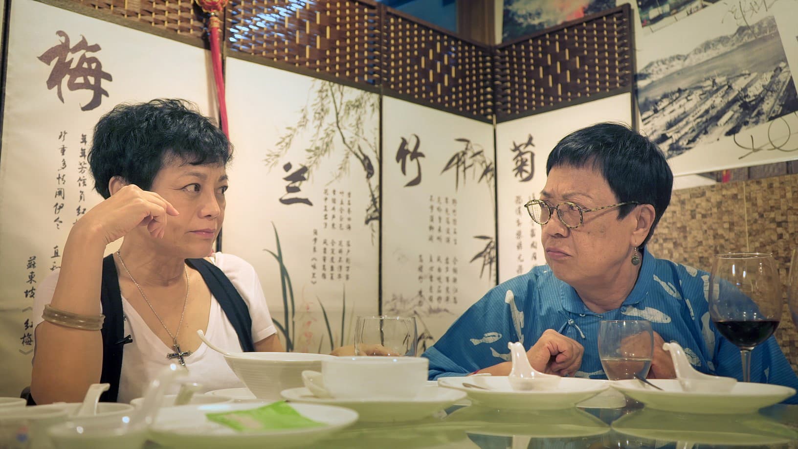 影片訪問許鞍華（右）親友、工作夥伴，其中包括有40餘年交情的女星張艾嘉（左）。（傳影互動提供）