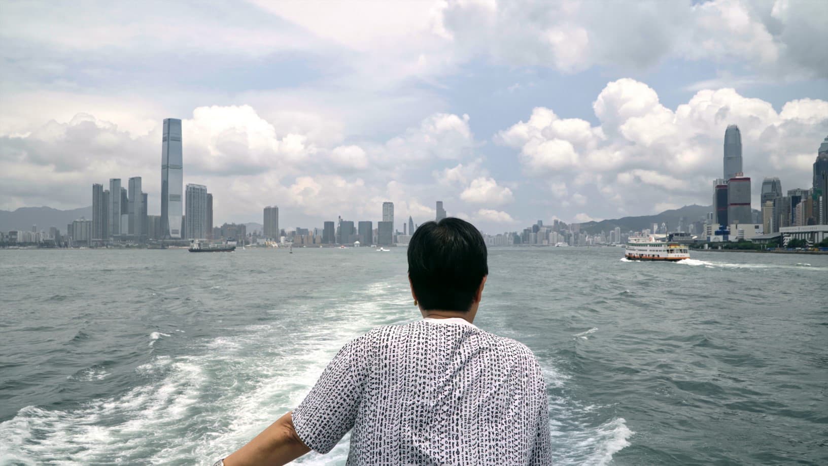 香港是許鞍華成長、工作、生活的地方，影片由小而大，帶出格局，講她個人的成長以及港片與香港的轉變。（傳影互動提供）