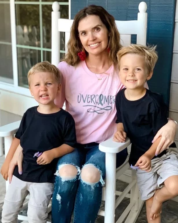 潔咪為了3歲與5歲的兒子熬過癌症治療,同時在社群分享自己的經歷,希望大家不要輕忽身體的警訊。(翻攝自太陽報)