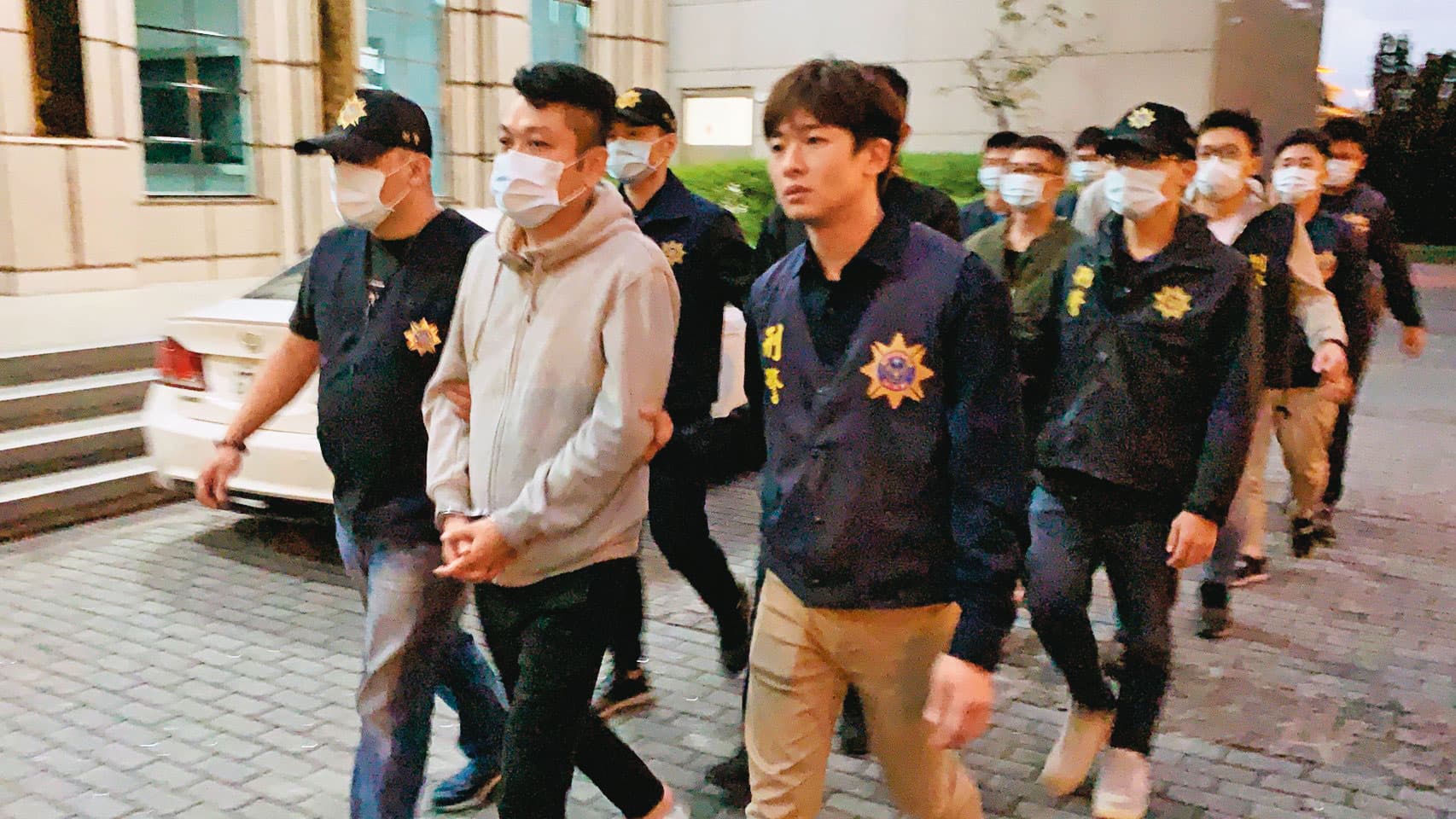 刑事局1個多月前偵破犯罪集團傾倒廢棄物案,逮捕竹聯幫豹堂副堂主林吟謚(前中)等10名幫眾。(刑事局提供)