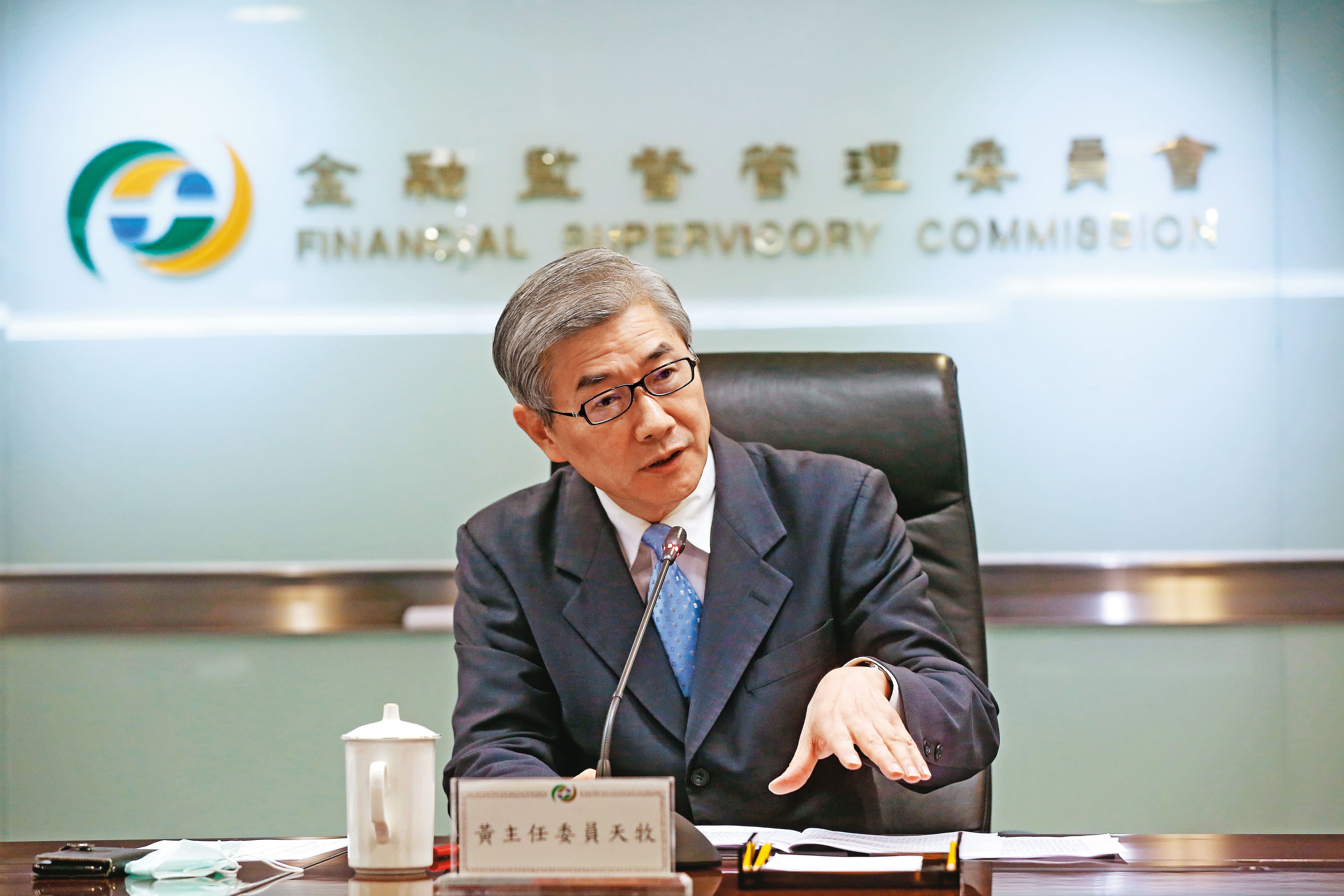 金管會去年對新光金3度開罰,拔掉吳東進新壽董座。圖為金管會主委黃天牧。