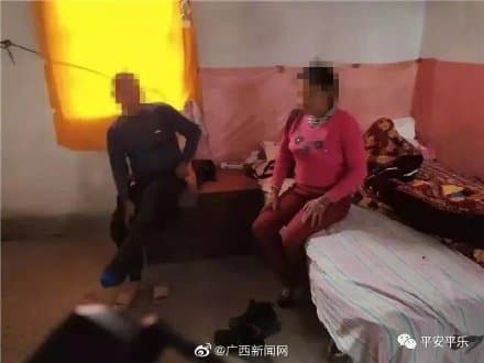 桂林警方查獲按摩店「木桶賣淫」,現場人員立刻遭到逮捕。(翻攝自《廣西新聞網》微博)