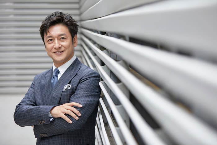 帥大叔石丸幹二(圖)也確診,他與武田真治合作的舞台劇目前仍不知會延到何時。(翻攝自石丸幹二推特)