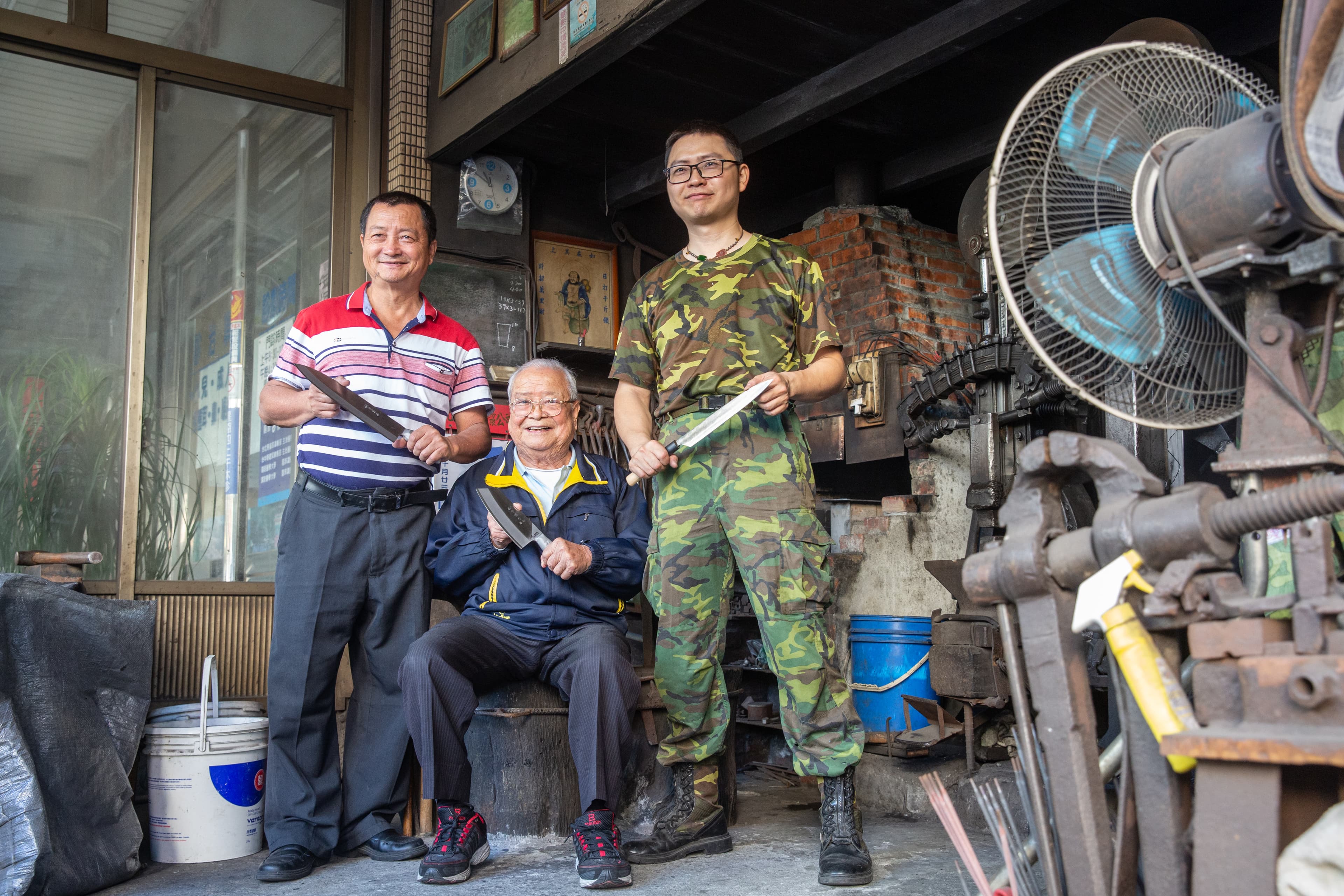 蔡慶隆(中)與兒子蔡添順(左)、孫子蔡進永(右)合力打鐵,包容彼此的變與不變,才能讓老店傳承86年。