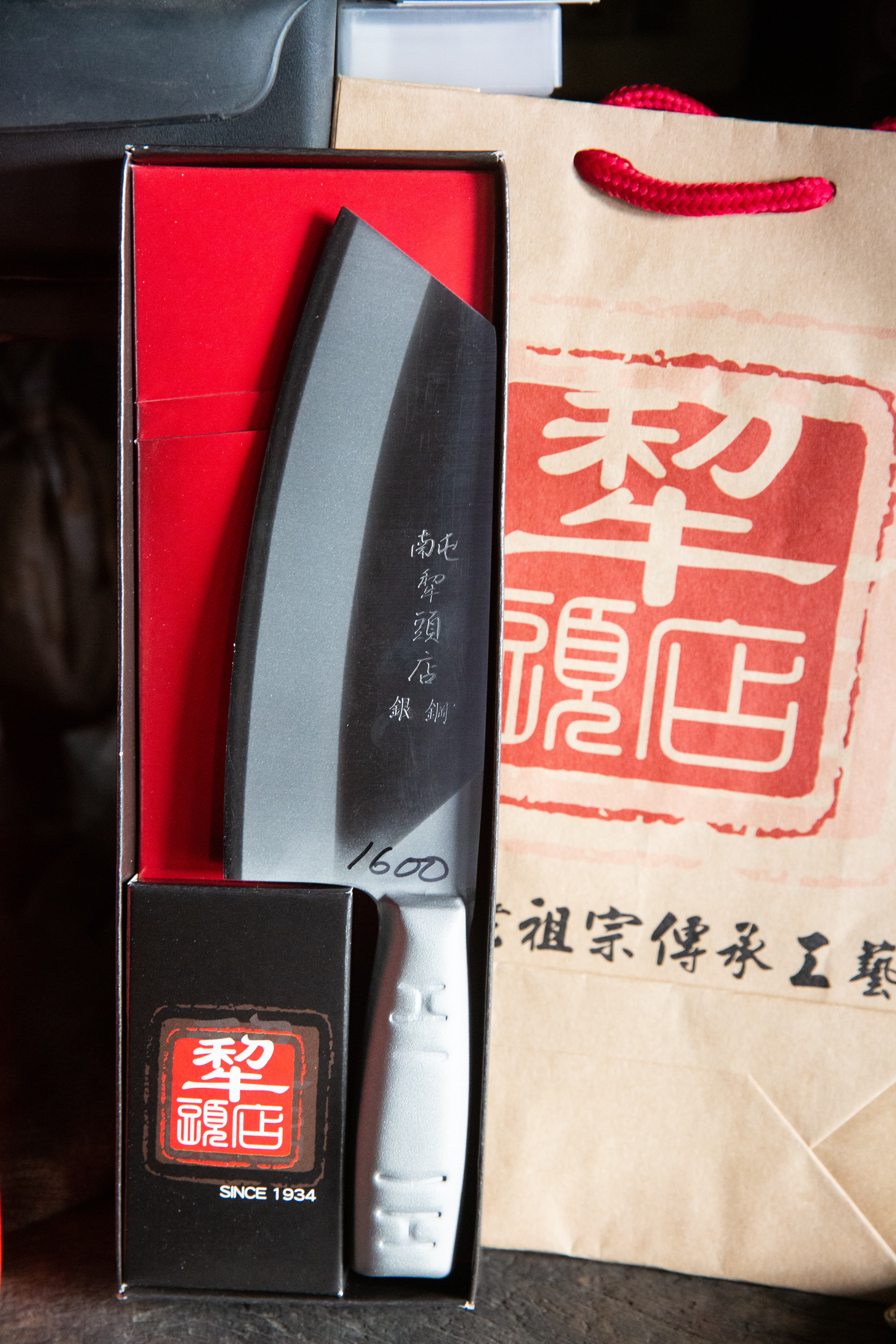 慶隆犁頭店也販售一般菜刀,是以鐵包鋼的三明治作法製成。