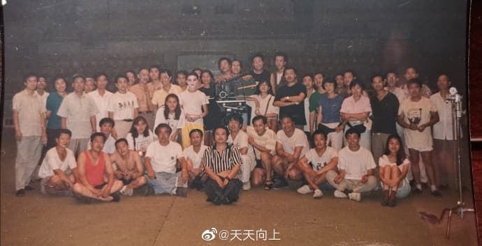 宋小川釋出當年《霸王別姬》電影殺青劇照。(翻攝自《天天向上》微博)