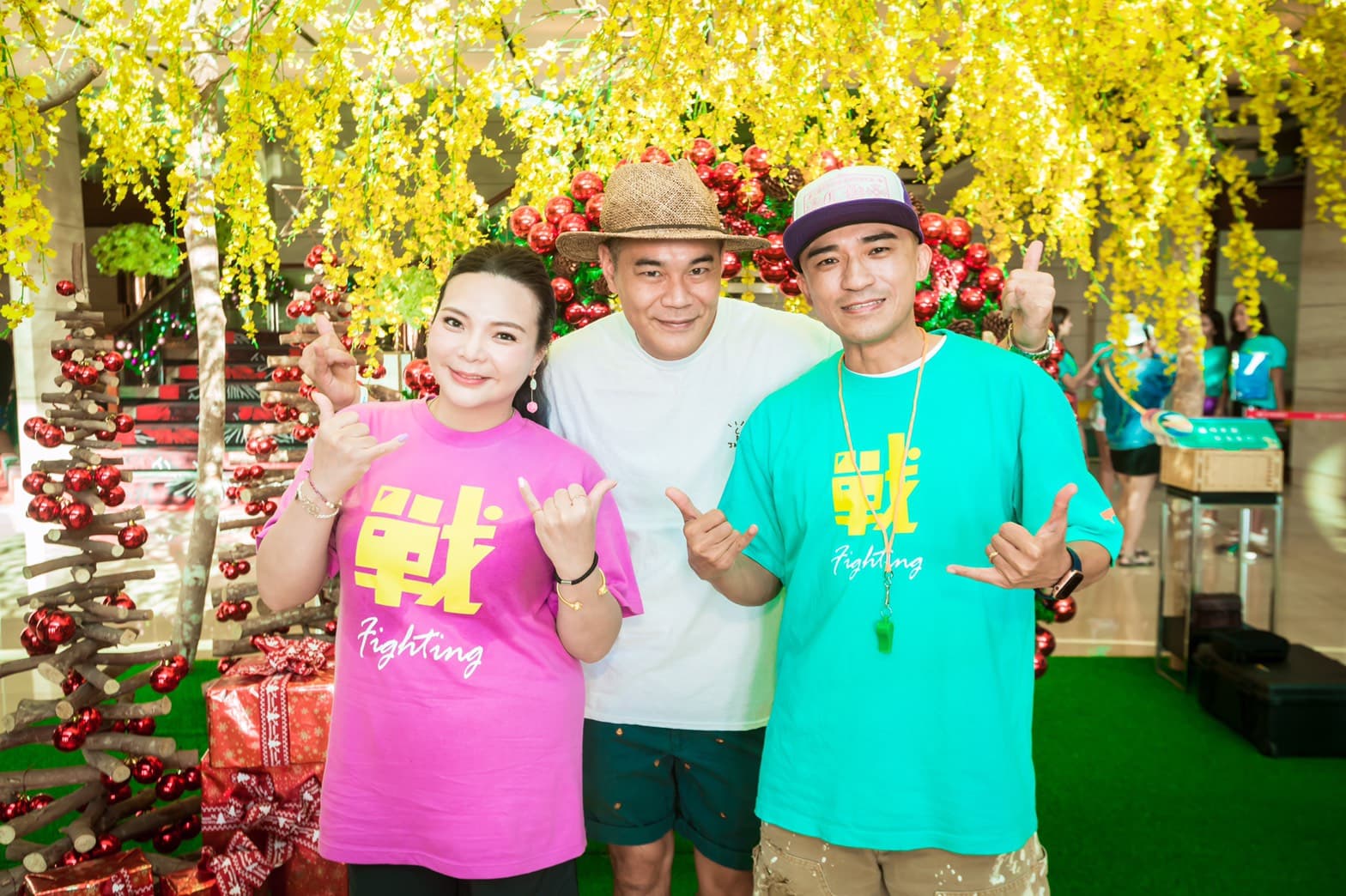 許久不見在墾丁經營民宿的郭世倫(中)站台力挺《女人戰起來》。(亞米娛樂提供)