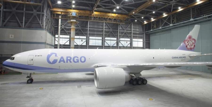 華航去年將波音777貨機機身上的「CHINA AIRLINES」字樣縮小,並且放大「CARGO」字樣、還在C中融入台灣形狀。(華航提供)