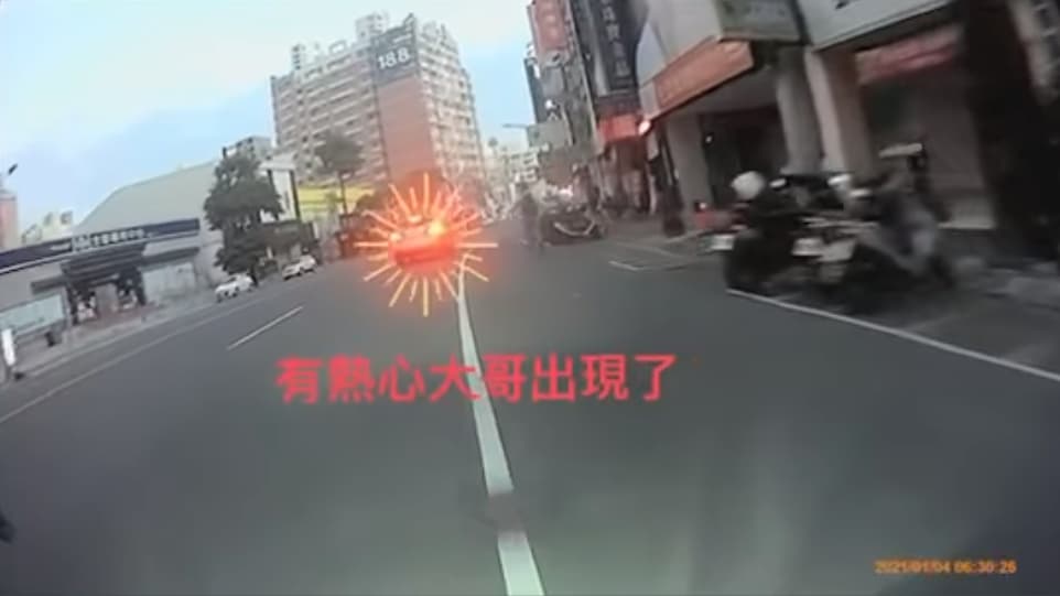 一輛汽車放慢速度,示意叫男同學上車,想載他一程,不過男同學揮手婉拒。(翻攝自爆料公社二社)