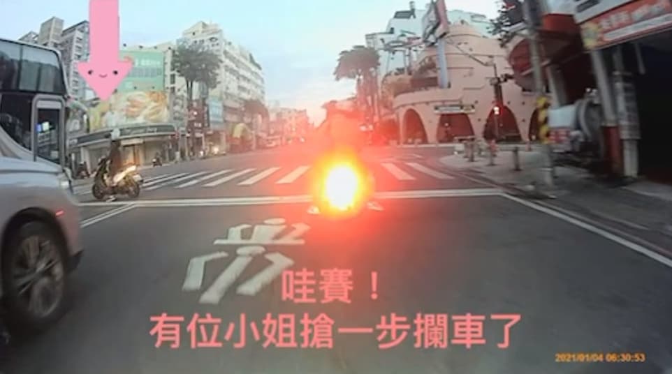 另一名女騎士已經搶先一步攔車。(翻攝自爆料公社二社)