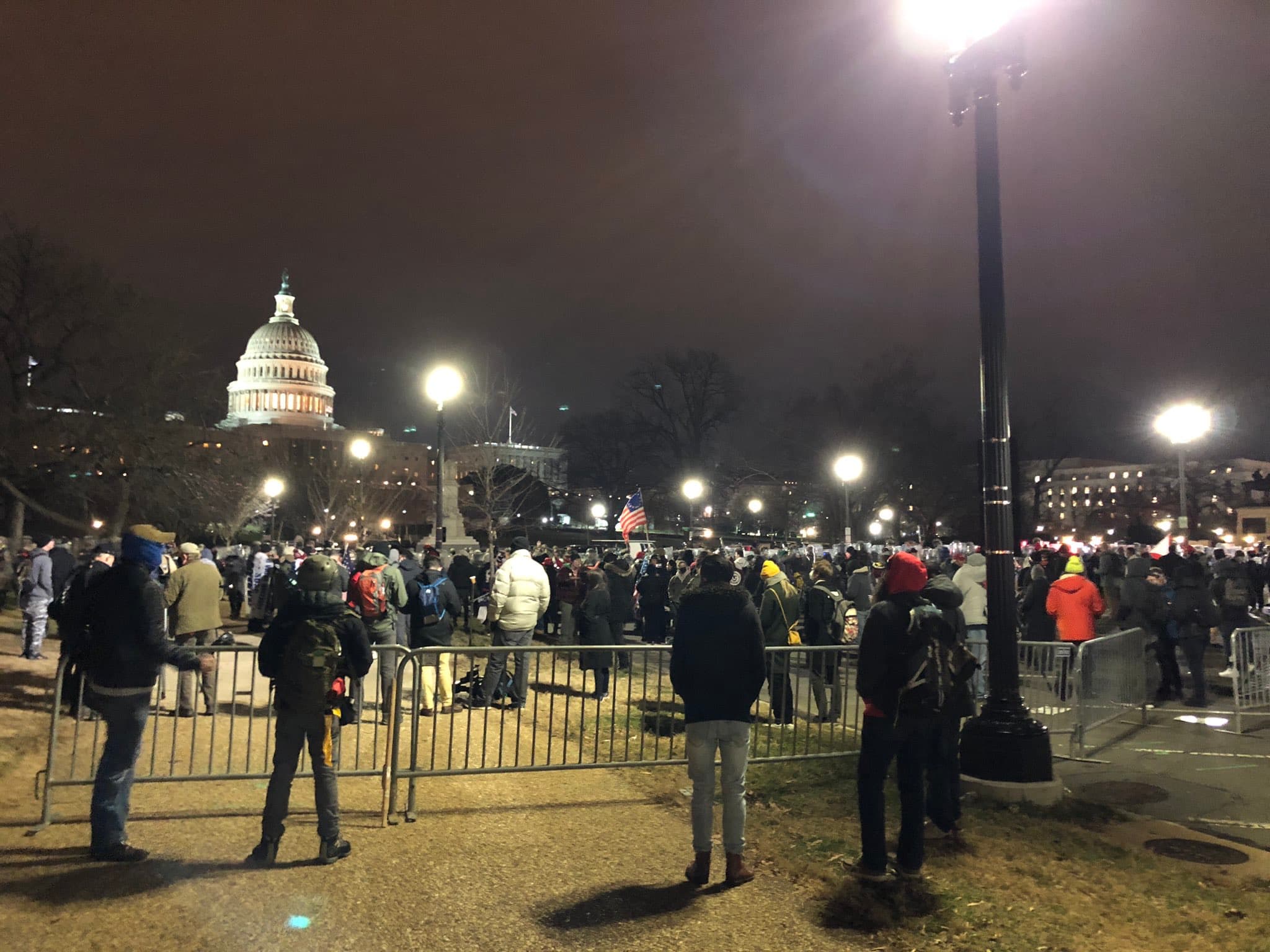 美國會大廈四周聚集大批支持者,並與警方對峙。(翻攝自kristoncapps推特)