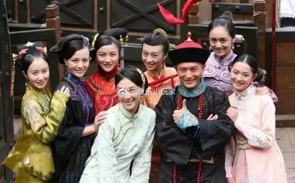 據悉黃曉明與李菲兒(後排左4)是在拍《鹿鼎記》時相戀,李菲兒當時飾演曾柔一角。(翻攝自魚樂小玩家微博)