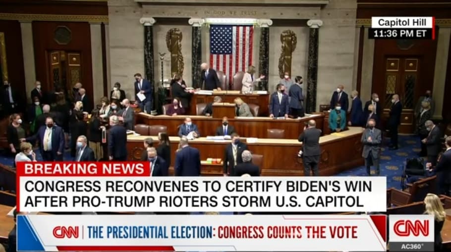 美國國會在暴動結束後重新開會，認證拜登的當選資格。（翻攝CNN）
