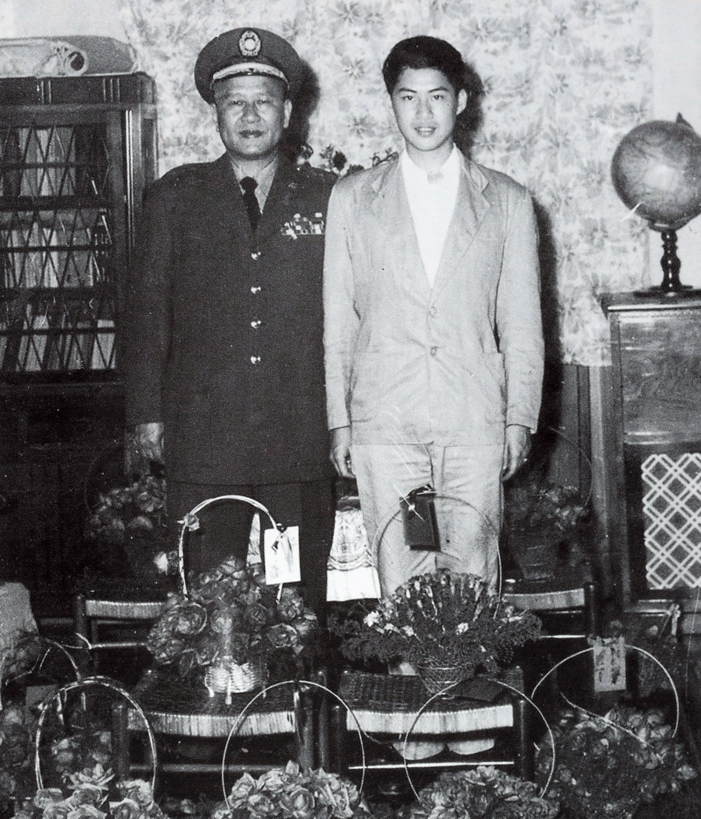 白先勇(右)就讀台大時期,和父親(左)於家中合影。他說,那時忙於創辦《現代文學》,忽略了父親的口述歷史,「後悔得不得了!」(白先勇提供)