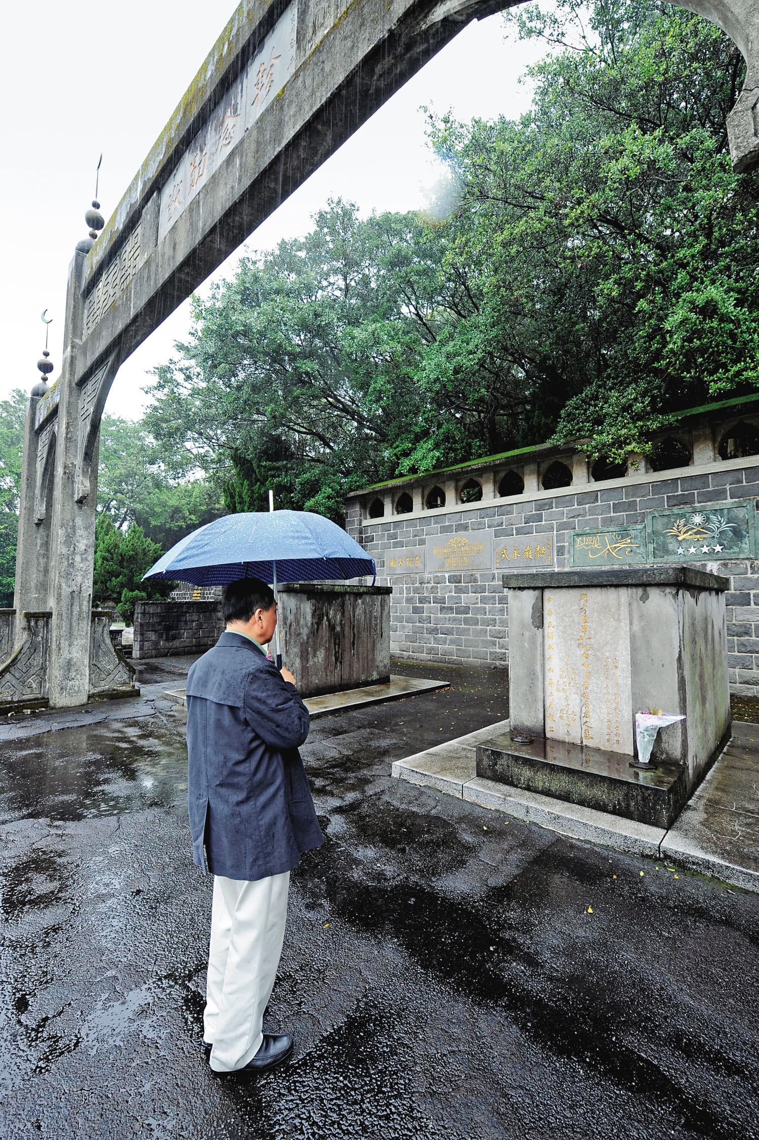 8年前白先勇出版《父親與民國》,也來到父親墓園報告書成。書中他且寫:「父親現葬於中華民國的國土上。」(許培鴻攝影)