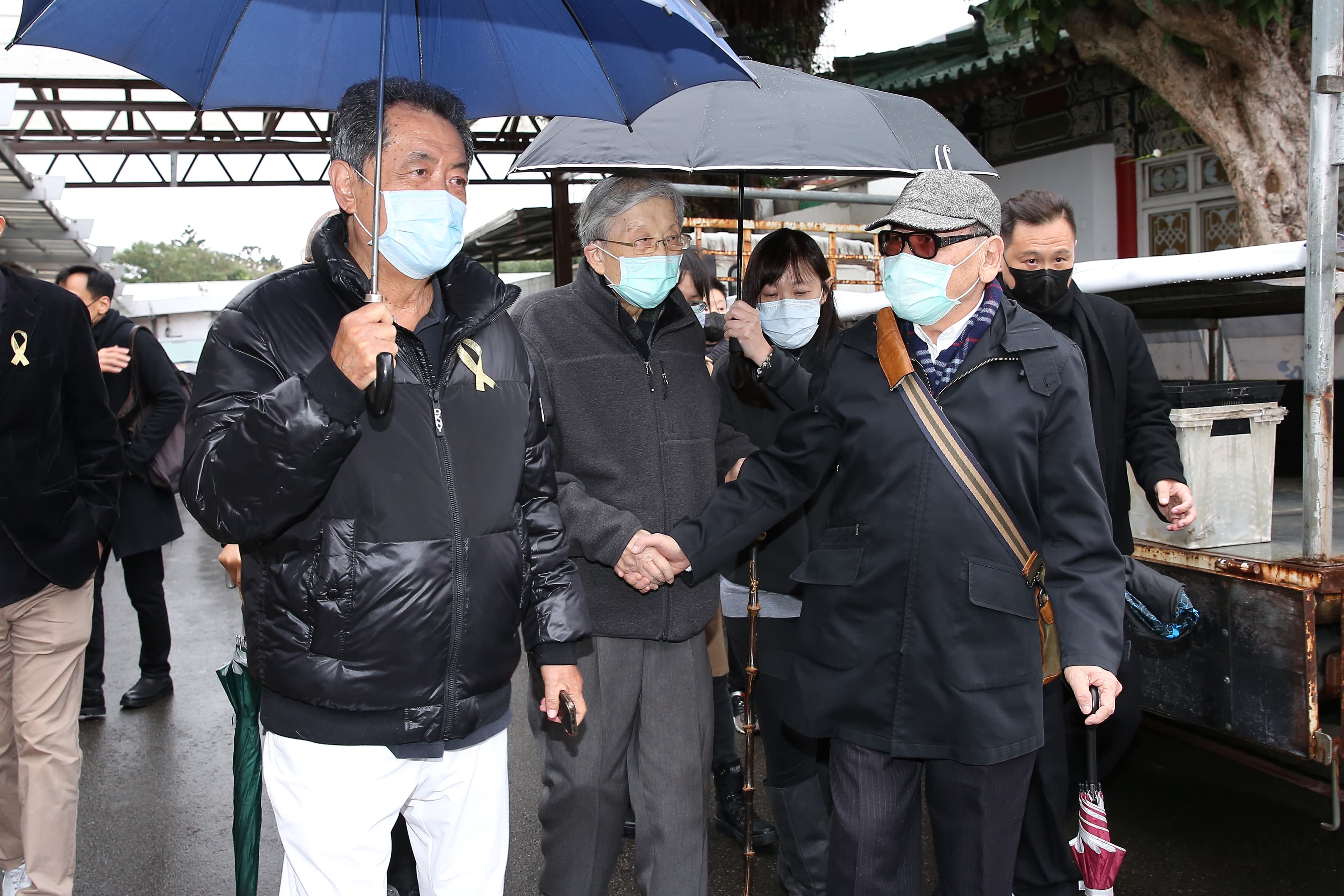 高齡90歲的李行導演(中)頂著寒流低溫來送為他做道具助理出身的小老弟。
