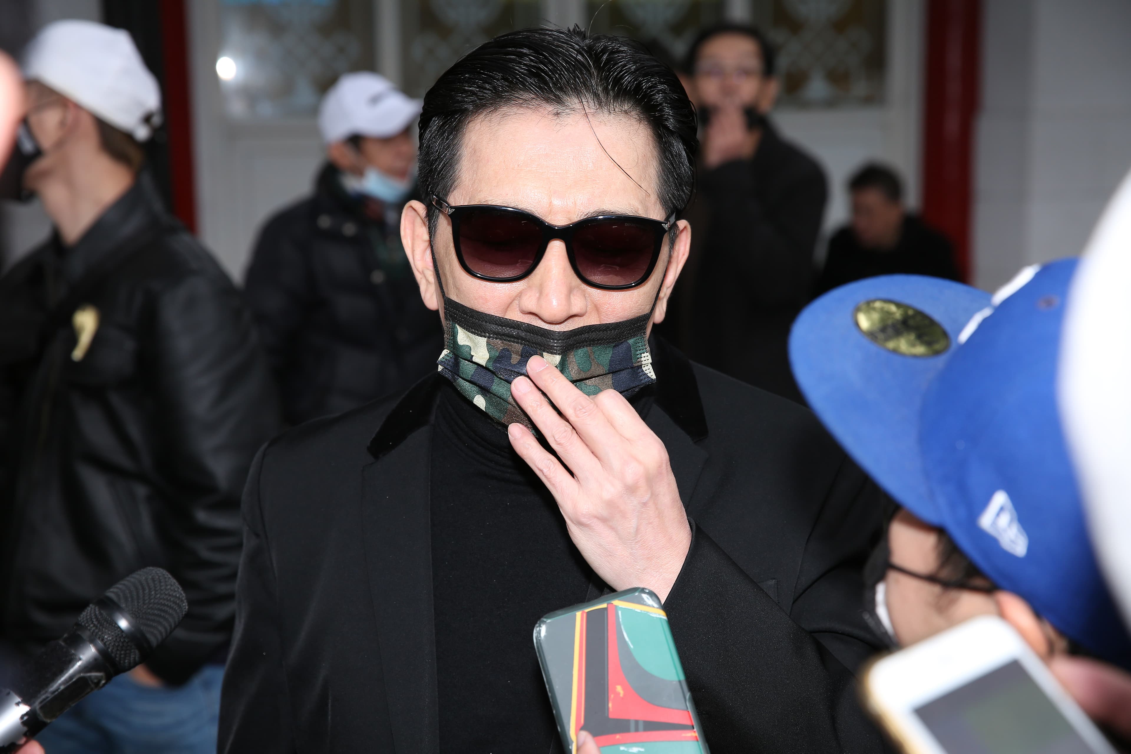 高捷視張華坤為大哥,且就是由對方引薦入行。