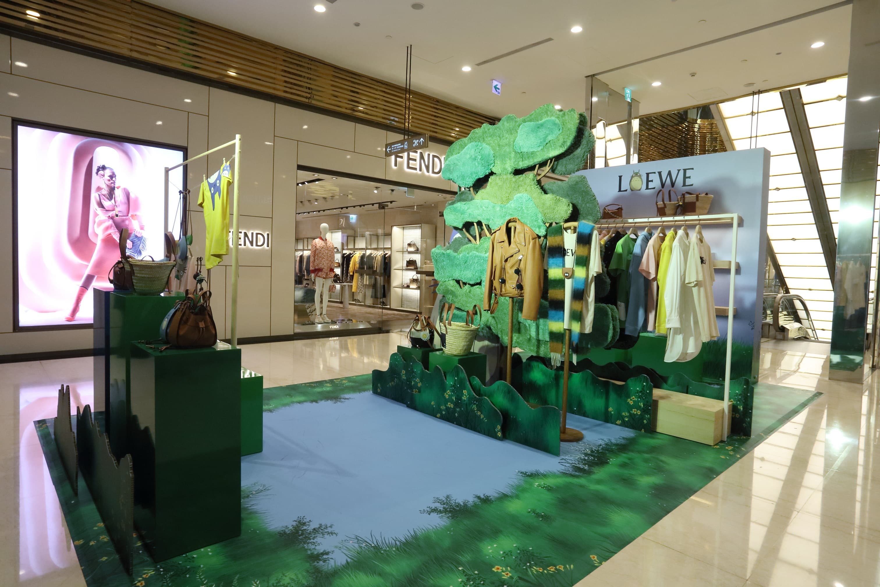 LOEWE x My Neighbor Totoro快閃店開設在微風信義一樓廣場。（LOEWE提供）