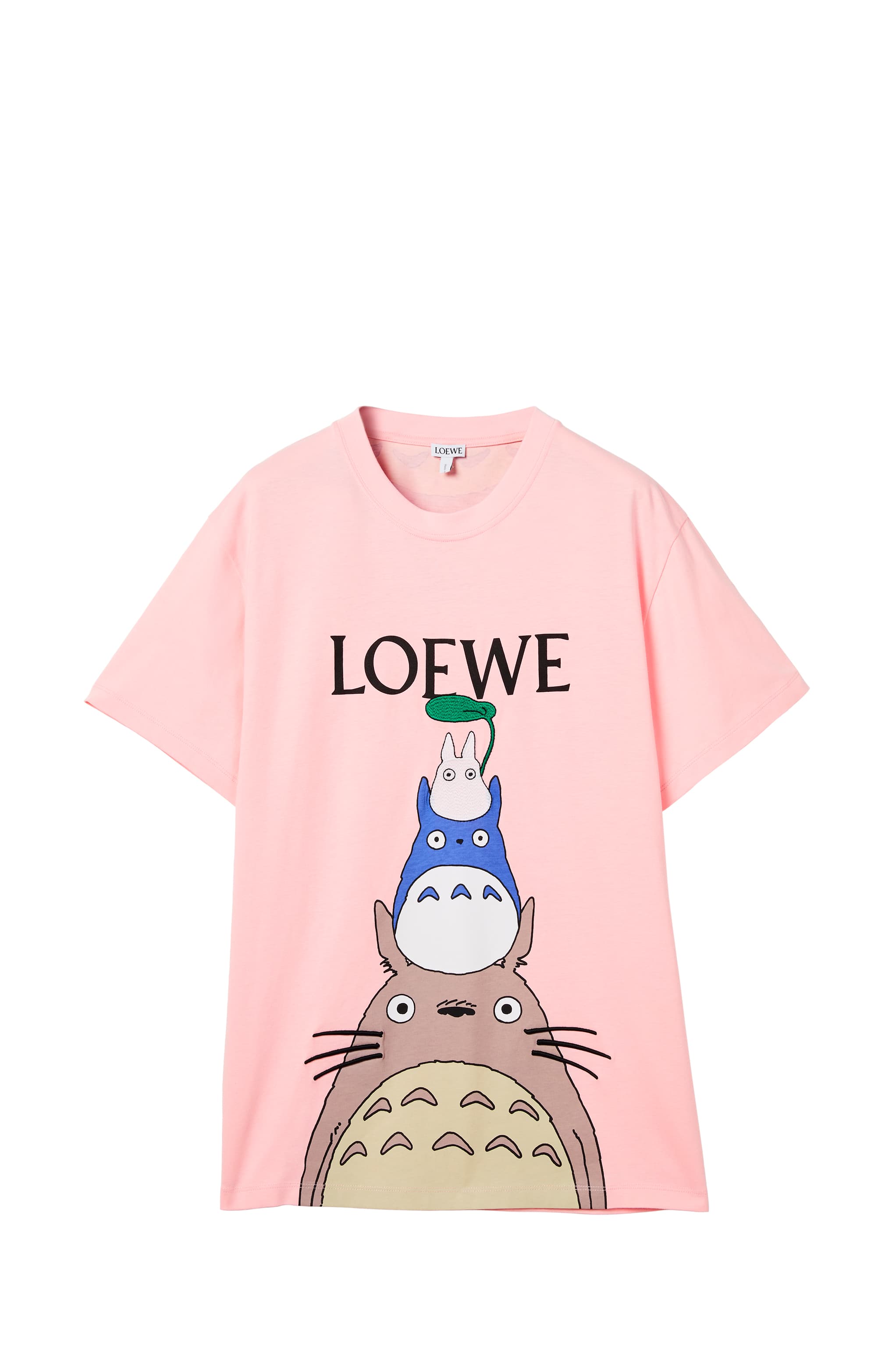 Totoro龍貓粉色短袖上衣。NT$13,000(LOEWE提供)