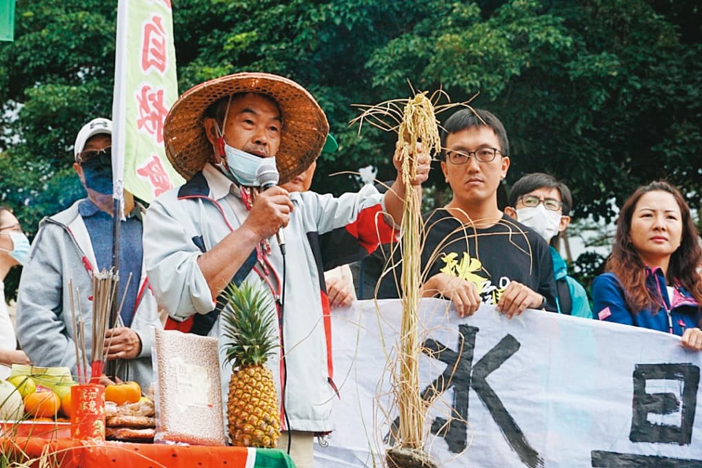2020年10月中稻田停灌後,田守喜(前)3度北上抗議。他不能理解,為什麼每回只要碰到缺水,就需犧牲自己的稻子。(地球公民基金會提供)