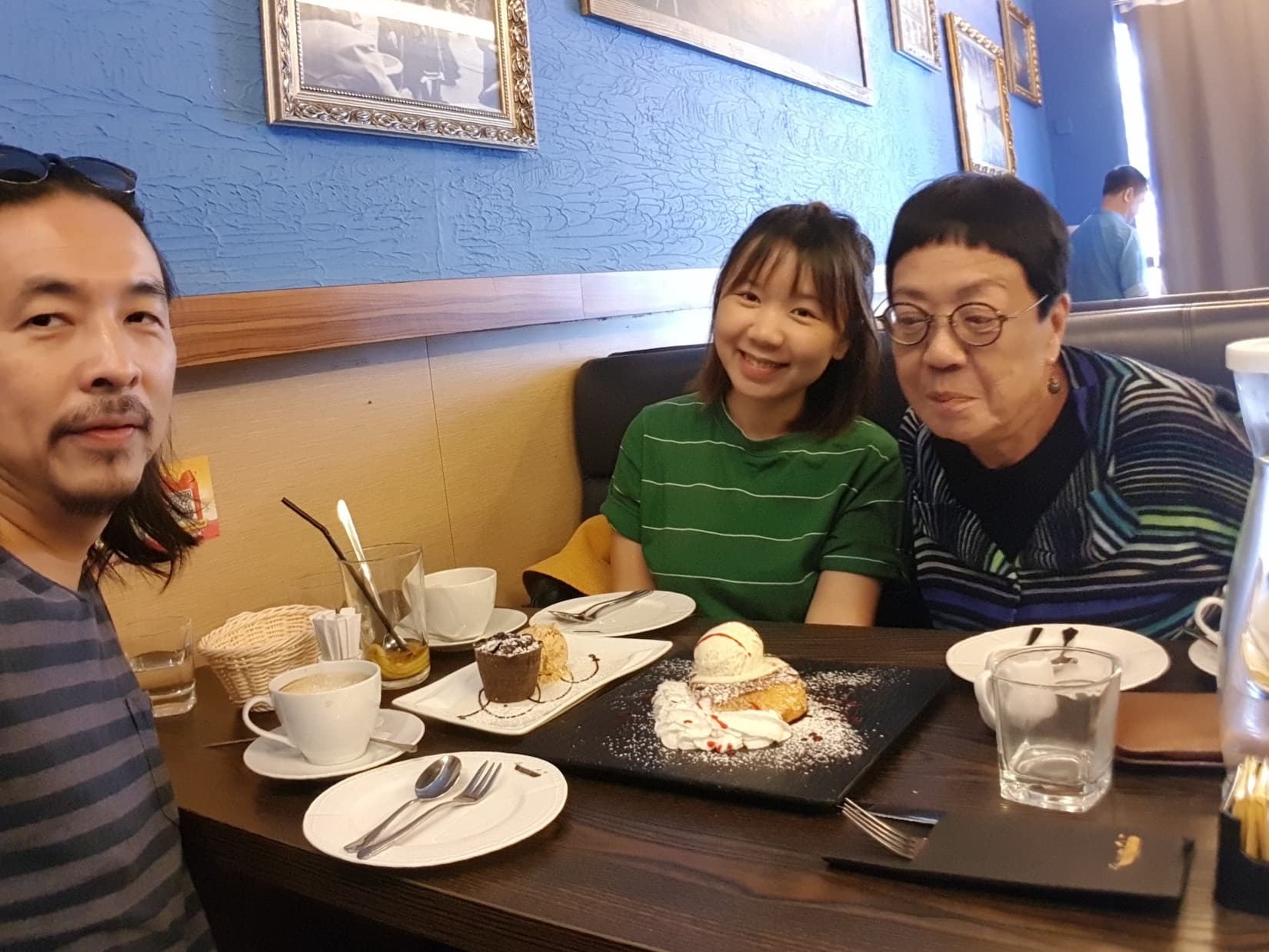 文念中(左起)執導紀錄片《好好拍電影》期間與助理姜雯潔和導演許鞍華相約聊天、喝咖啡。(傳影互動提供)