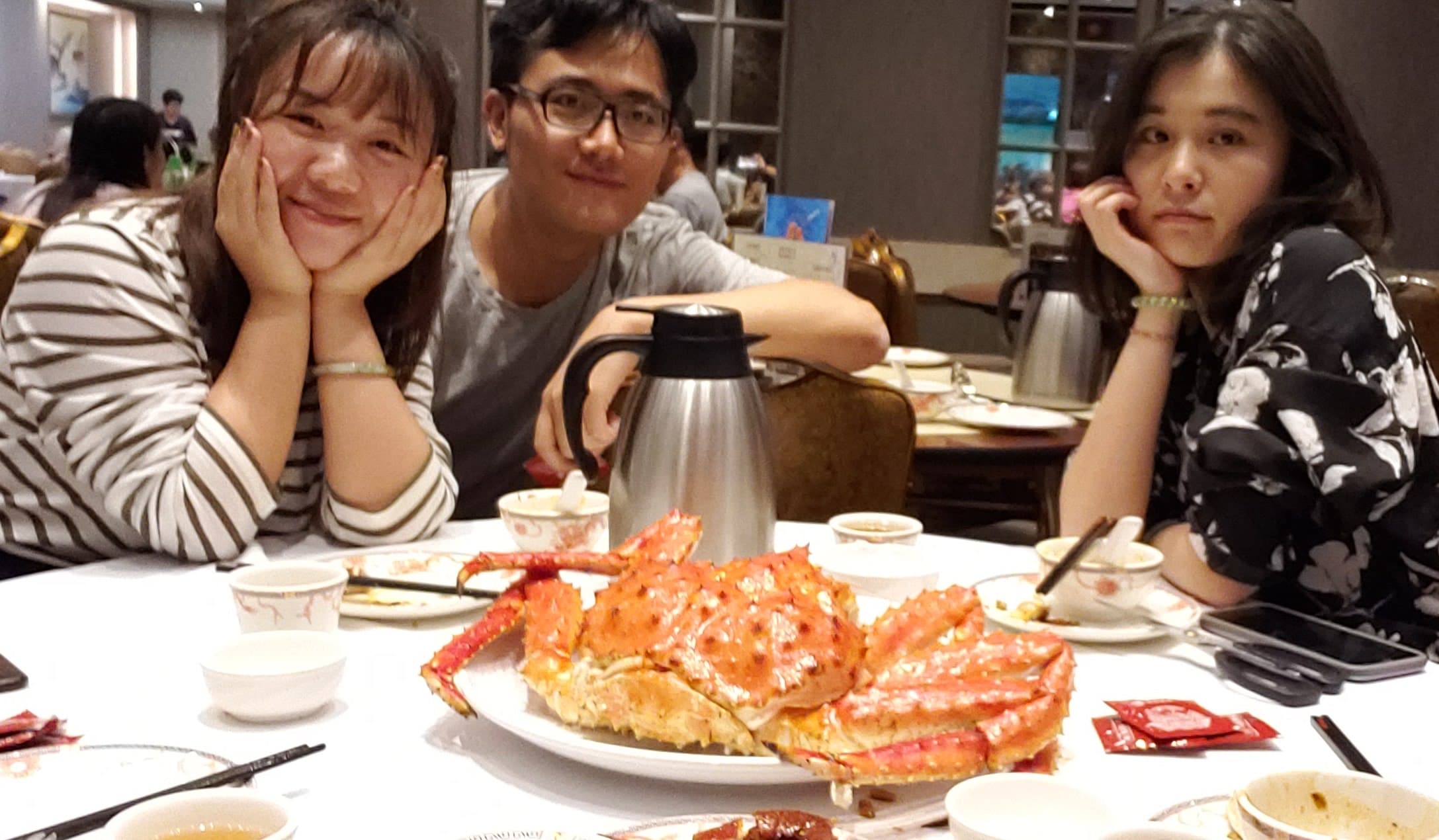 策劃潘蘇晨(右起)與負責剪接的林澤秋、姜雯潔。(傳影互動提供)