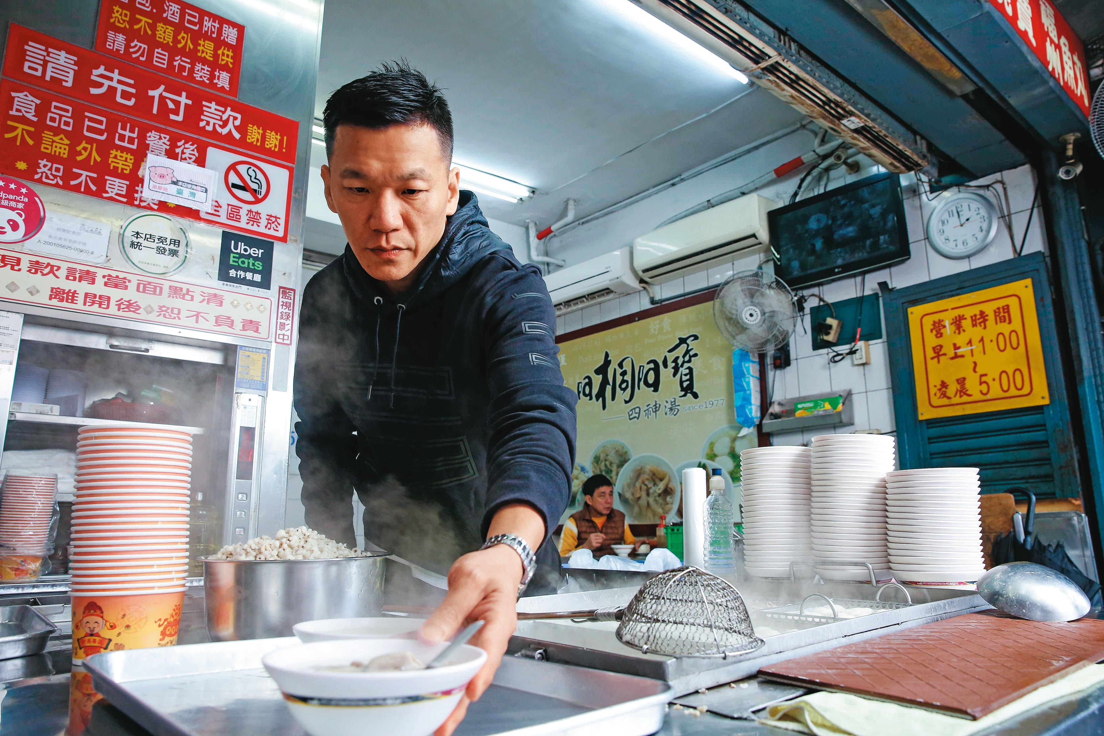 3年前父親因病倒下後,獨子周育賢(圖)接棒,和馮龍寶繼續共同經營。