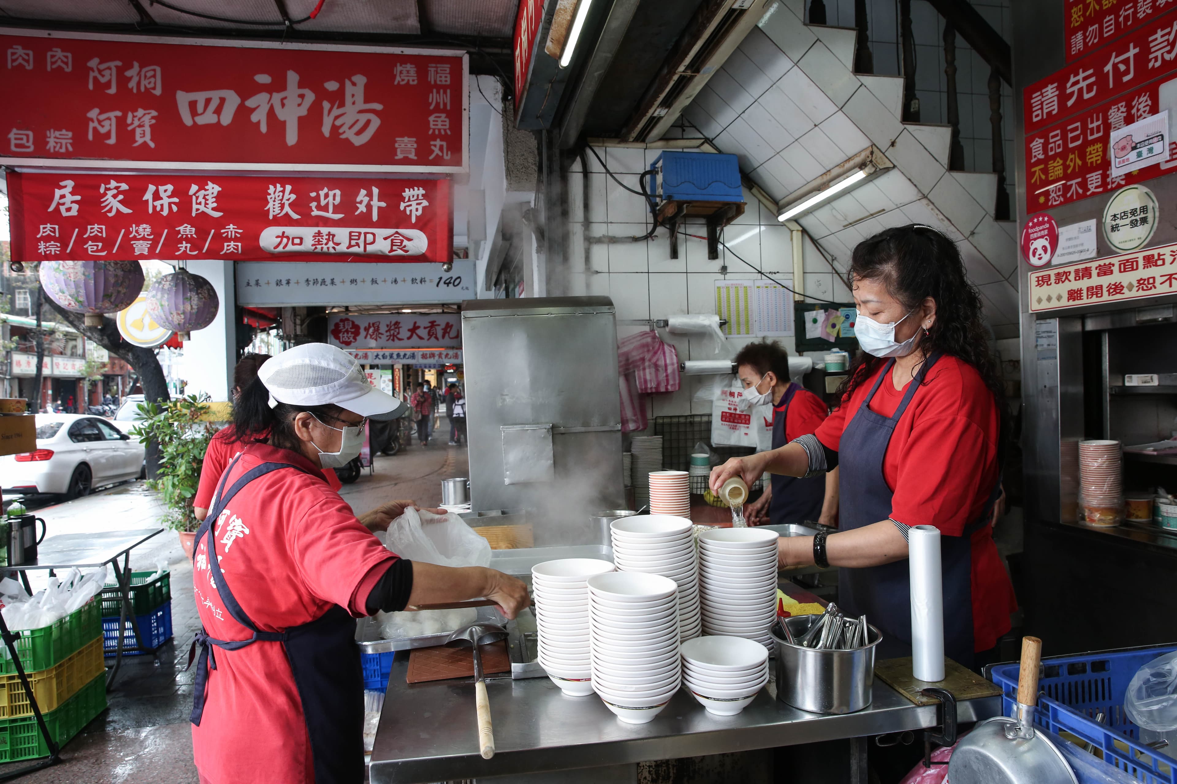 知名老店阿桐阿寶四神湯發跡於台北大同區，店內有許多工作超過20年的阿姨級員工。