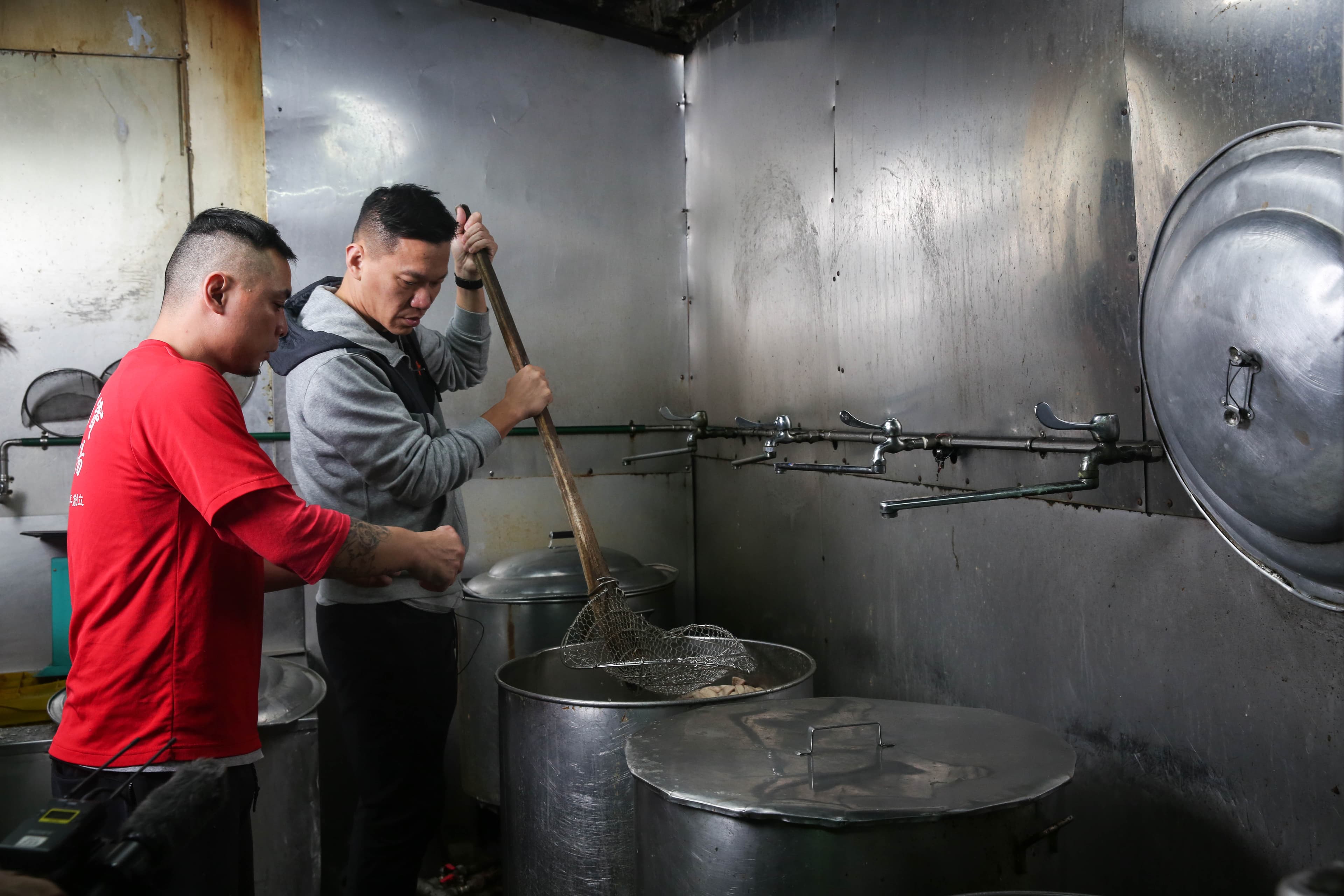 周育賢(右)說,因為豬內臟油脂多、容易發臭,所以每天店裡使用的豬腸都是當日新鮮現宰的,口感最好。