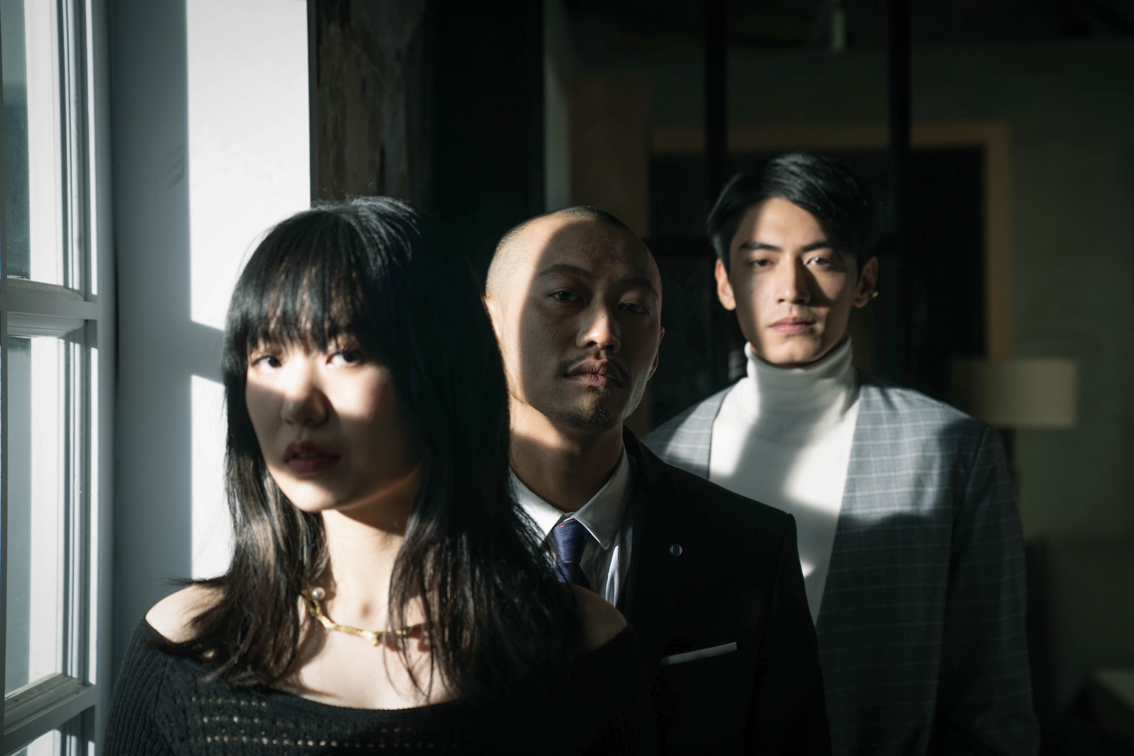 賈皓駿、宋柏緯參與孫盛希的〈潛伏期〉MV演出,三人演技大爆發。(滾石唱片提供)