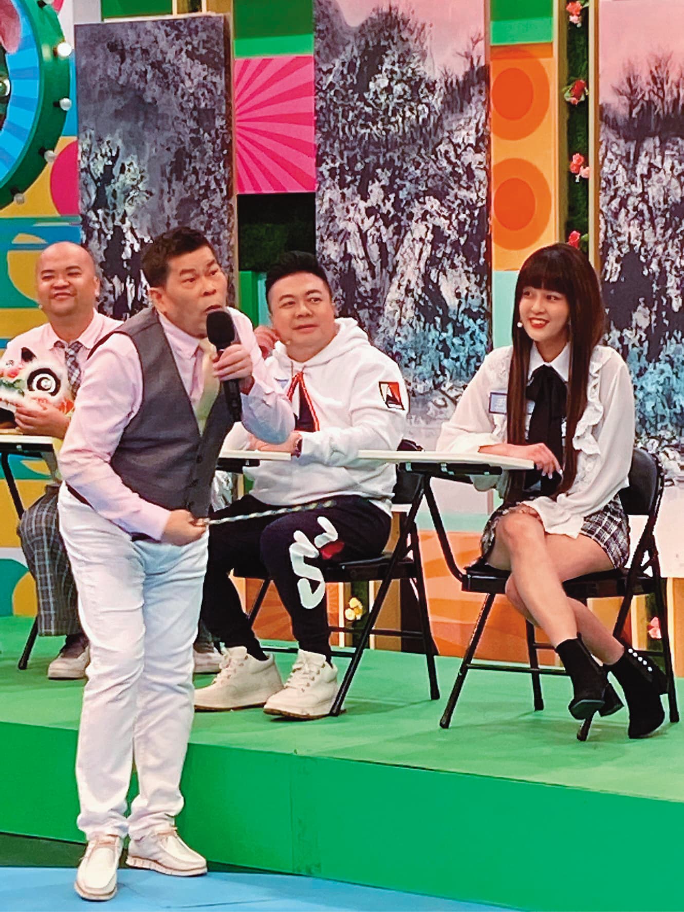 上個月初,丟丟妹(右1)上澎恰恰(左2)的台語節目,以白色淑女裝示人。(翻攝自丟丟妹臉書)