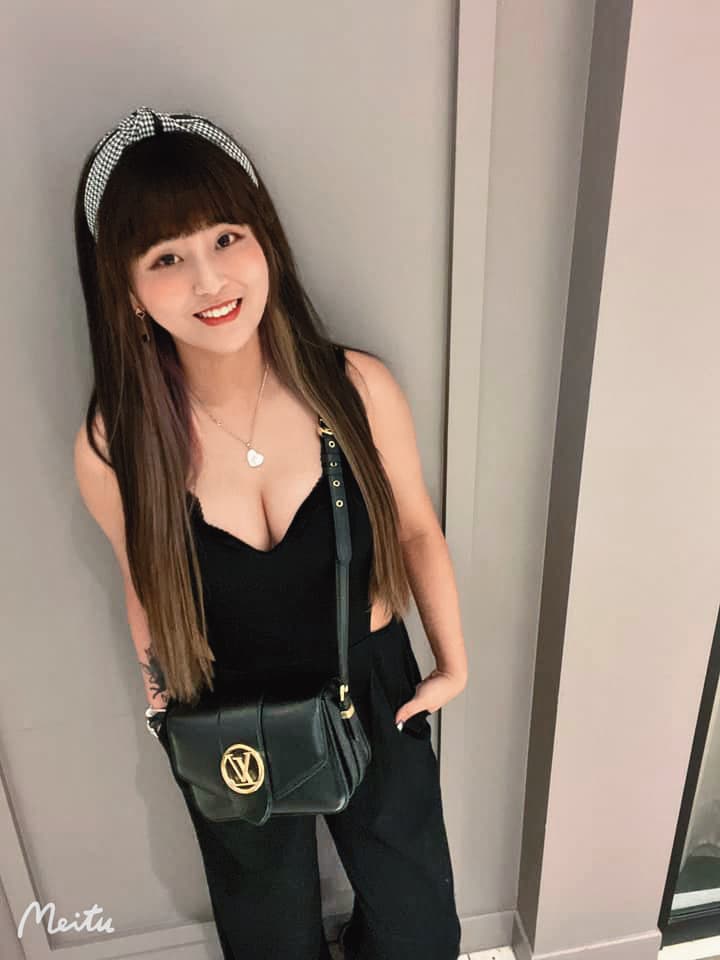 在直播平台叫賣時,丟丟妹很火辣,但私下也會扮斯文。(翻攝自丟丟妹臉書)