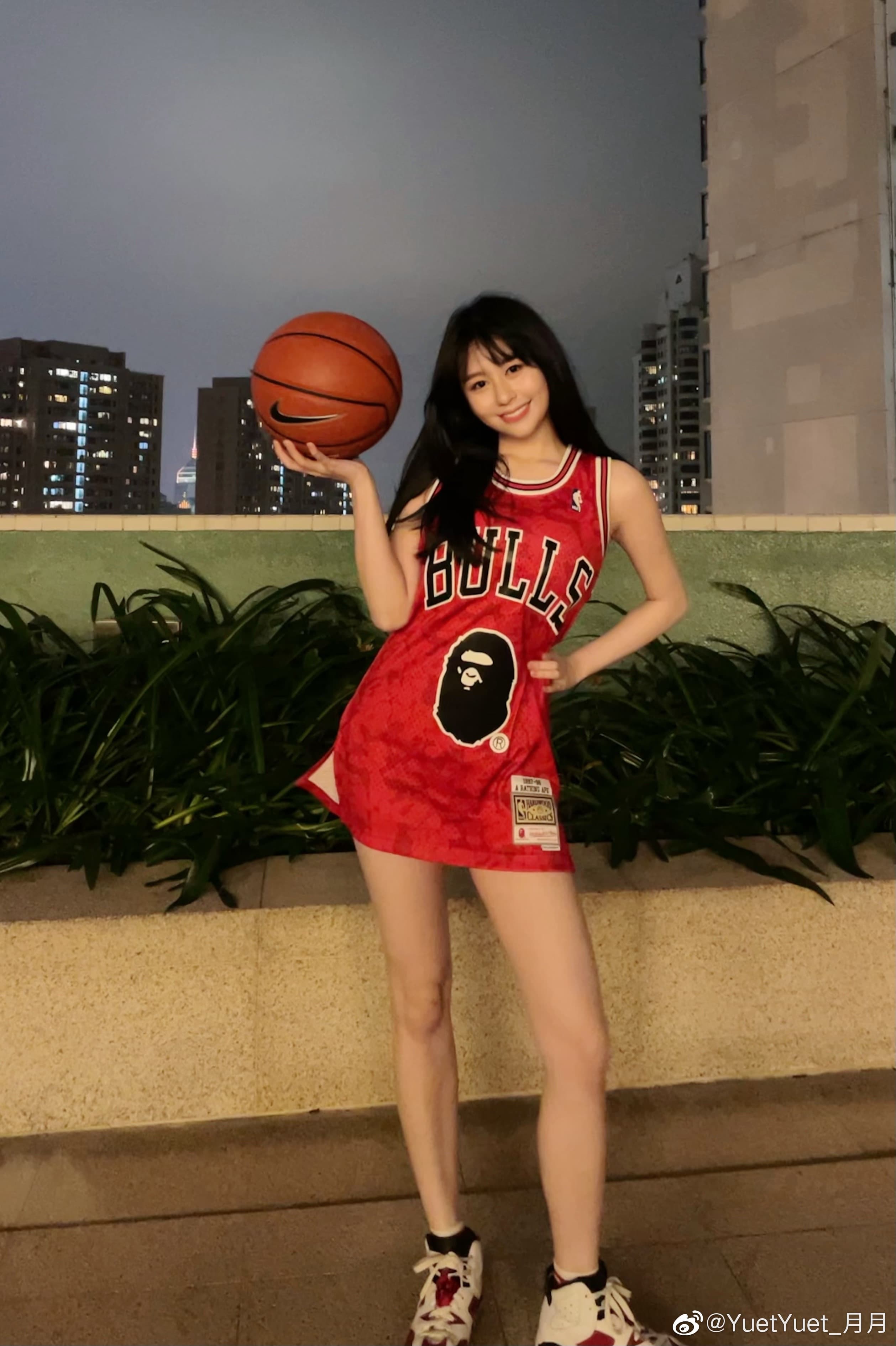 沈月身材姣好,大方露出白皙長腿。(翻攝沈月微博)
