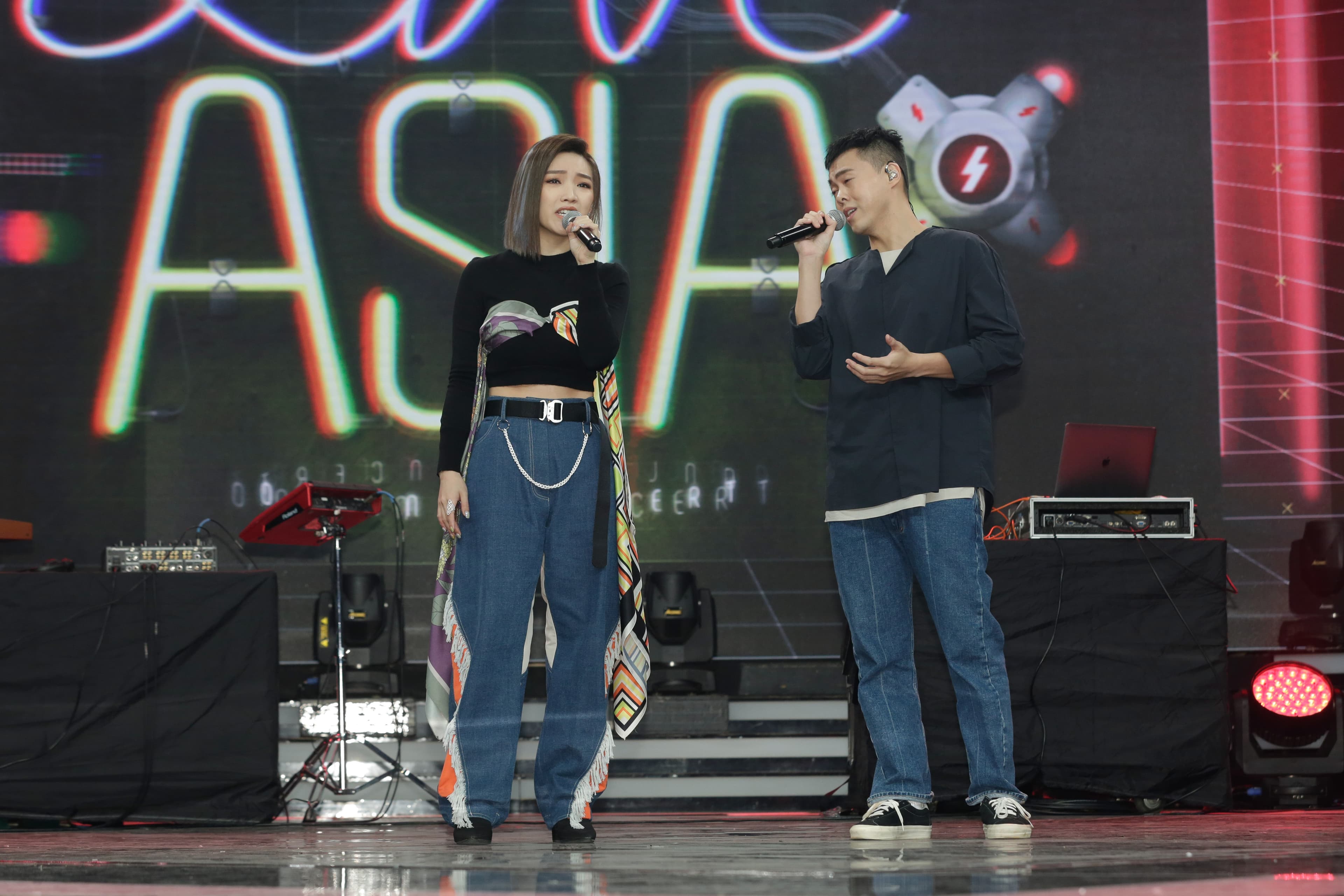 閻奕格、曾昱嘉在「Live Asia超級週末現場」記者會現場演唱。