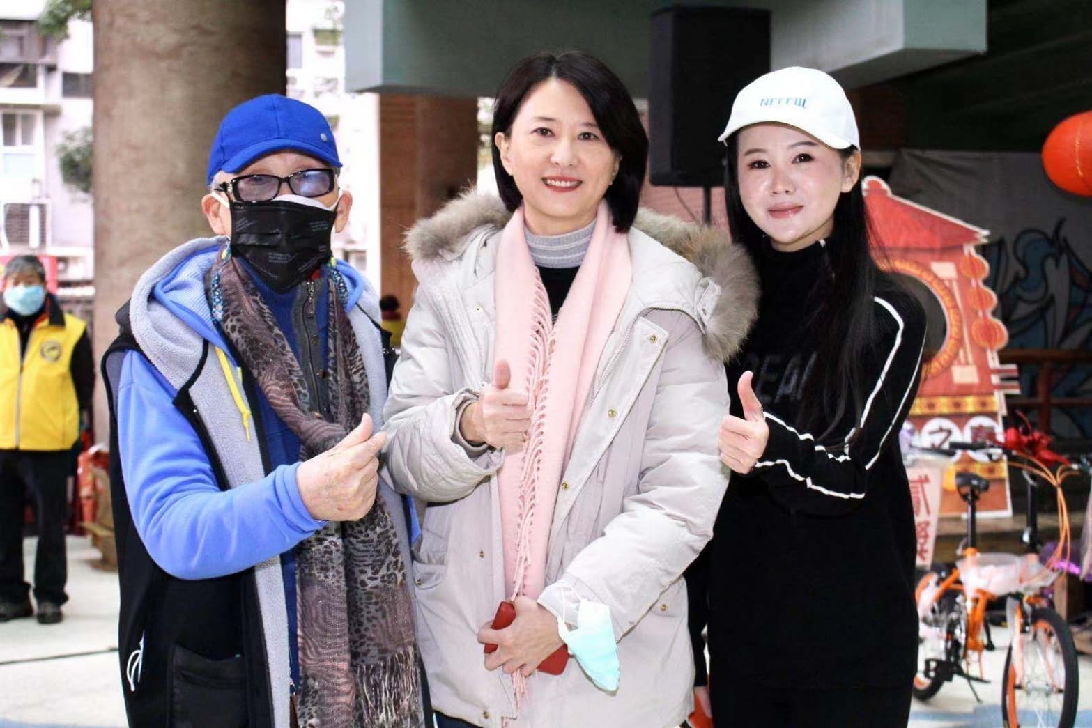 松山社區大學創辦人叢樹朗(左起)、台北市議員 王鴻薇與泛美國際文教基金會董事長張如君一同參與公益活動。（泛美國際文教基金會提供）