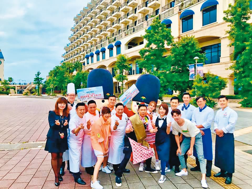 2020年5月,《型男大主廚》班底曾全員出動到淡水福容大飯店出外景。(翻攝自鄭衍基好料理臉書)