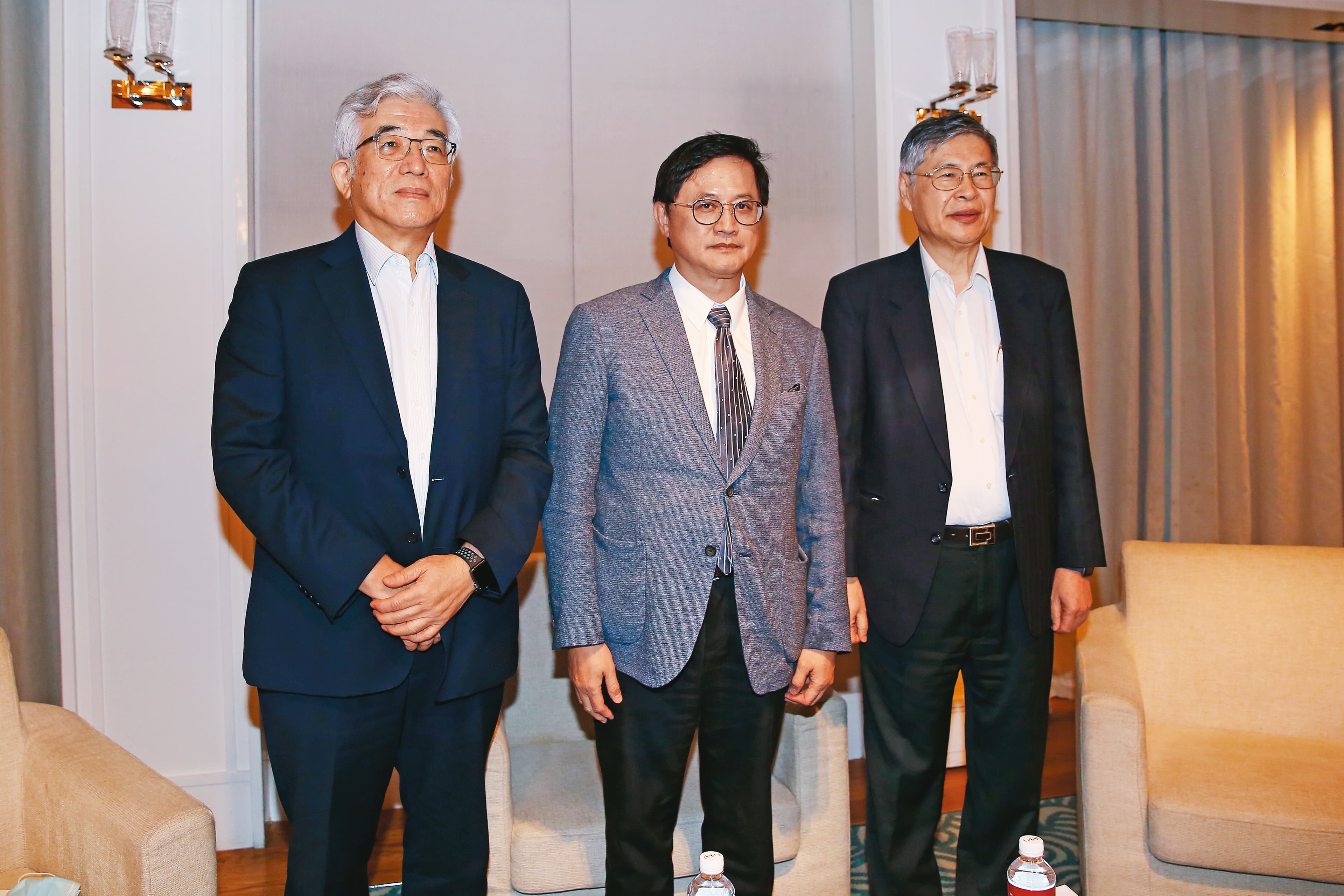 去年8月,童子賢率領鎧勝董事長程建中與和碩執行長廖賜政三巨頭,宣布將鎧勝併回和碩。