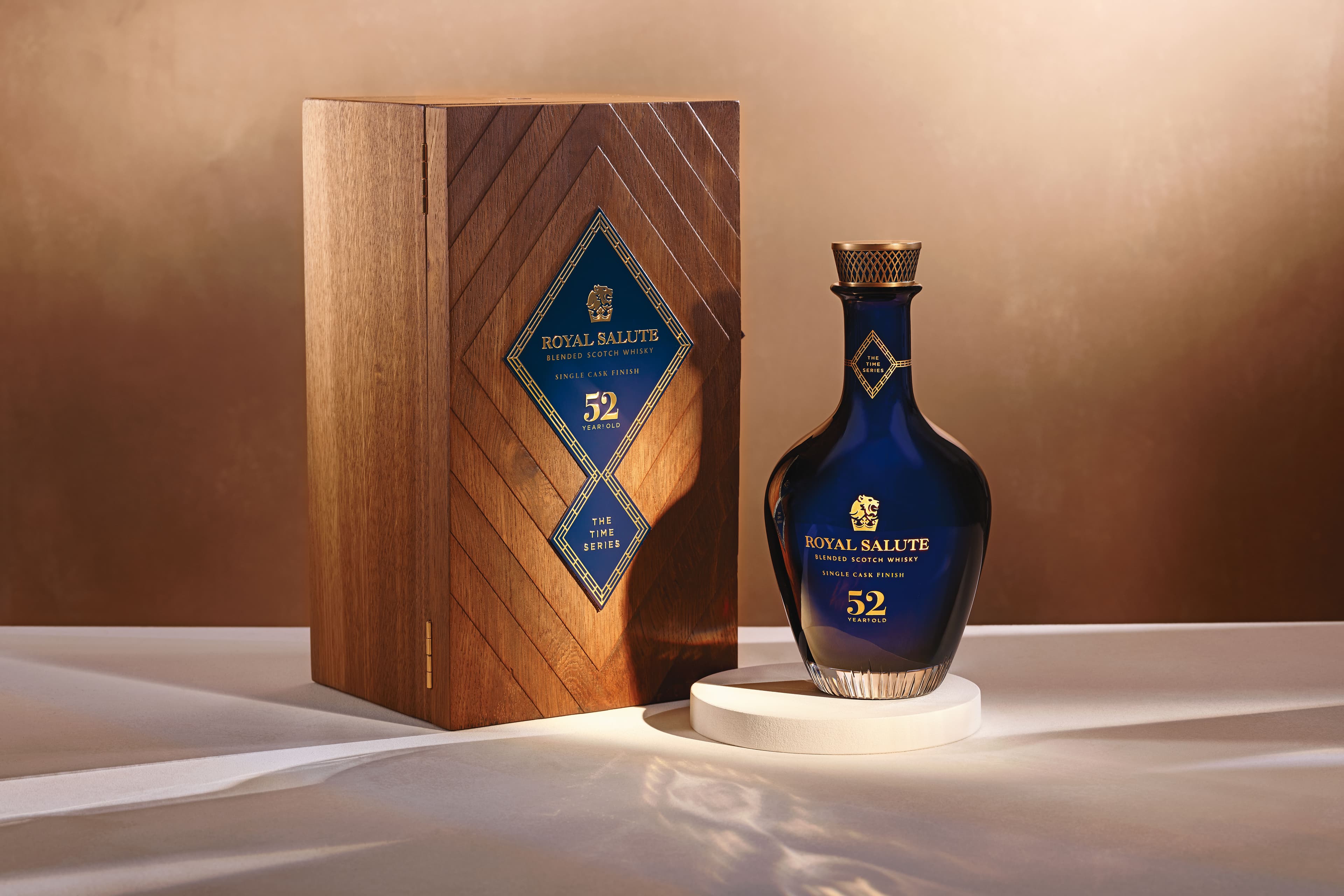 皇家禮炮52年(Time Series 52 Year Old Single Cask Finish),全球僅106瓶,1瓶定價3萬美元(約新台幣90萬元)。