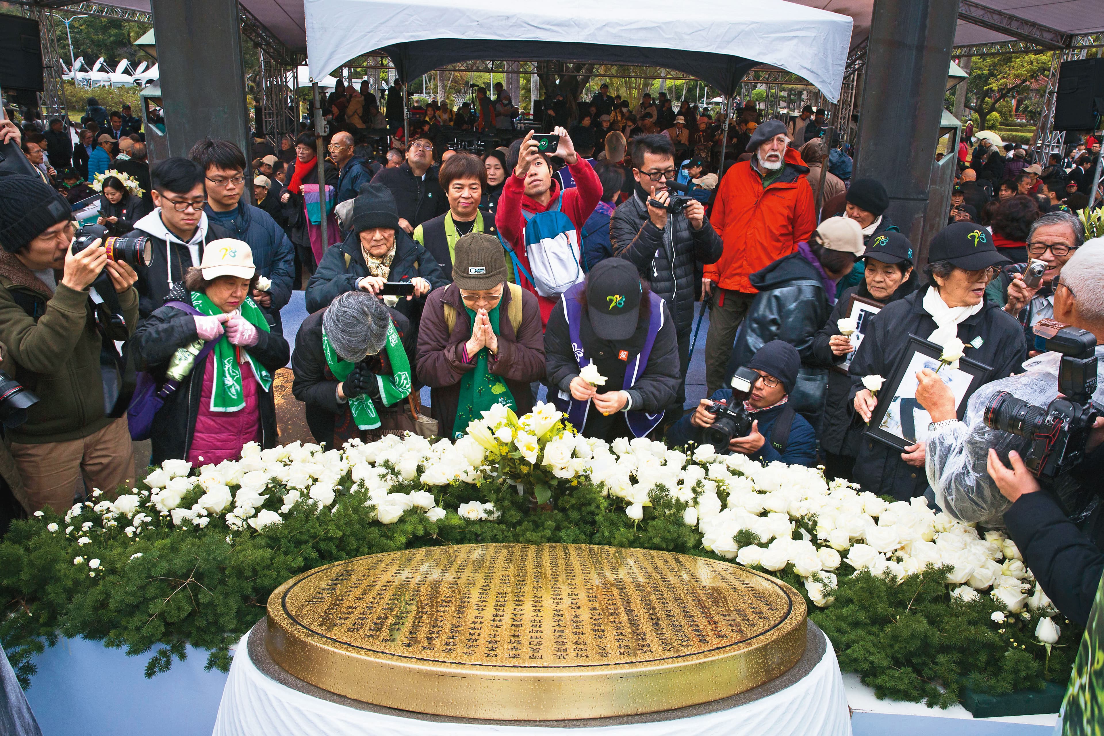 白色恐怖時代民眾遭構陷冤案,土地、財產被沒收充公,政府該如何返還,成為促轉會成立的重要任務。圖為二二八紀念日活動。