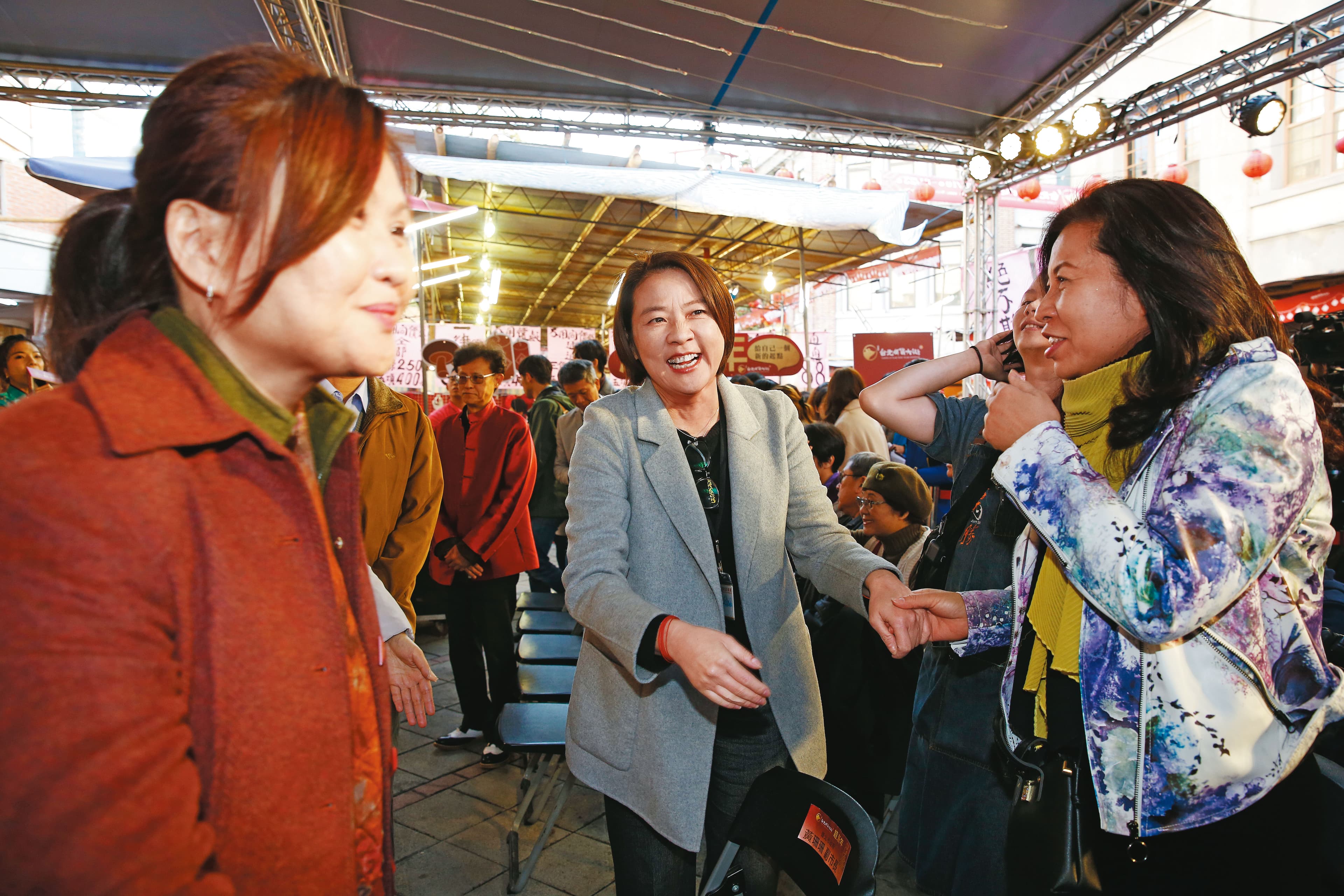 黃珊珊(左)以台北市副市長之姿勤跑基層多時,有望參選台北市長。