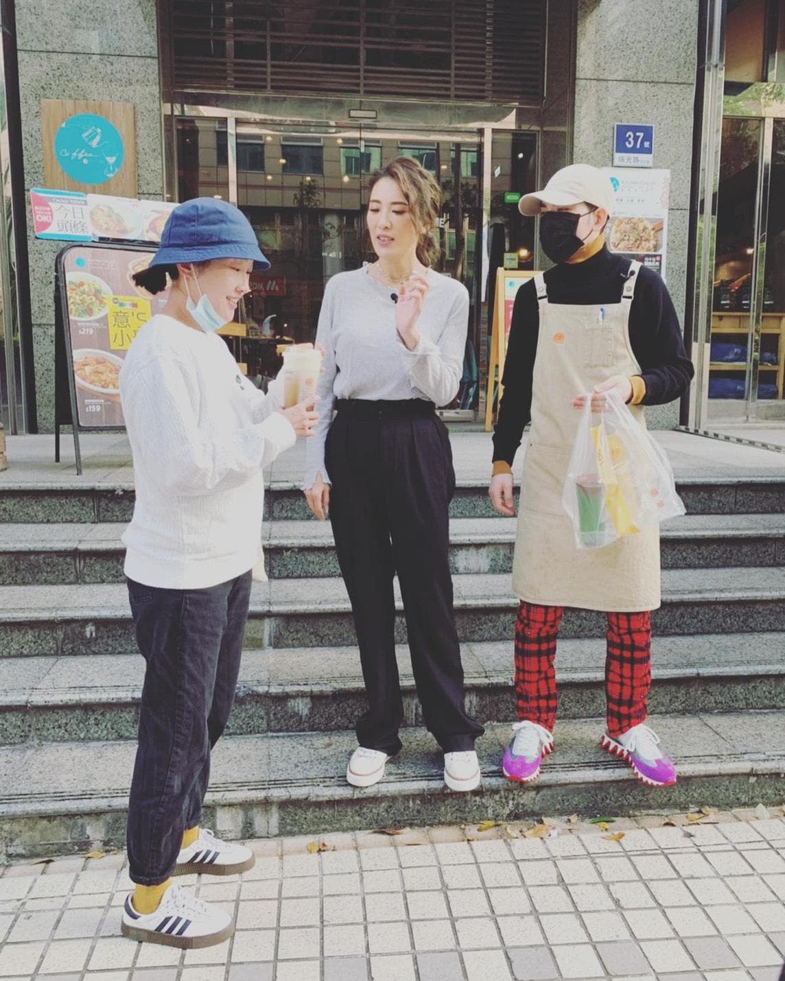 小禎跟遮住大半張臉的蕭敬騰一起上街頭實測新品,第一位就遇到了巴鈺。(喜鵲娛樂提供)