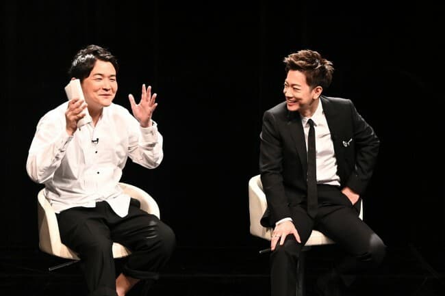 佐藤健(右)和千鳥信(左)是演藝圈出名的好麻吉,這回合體一起主持解謎節目。(翻攝自mantanweb)