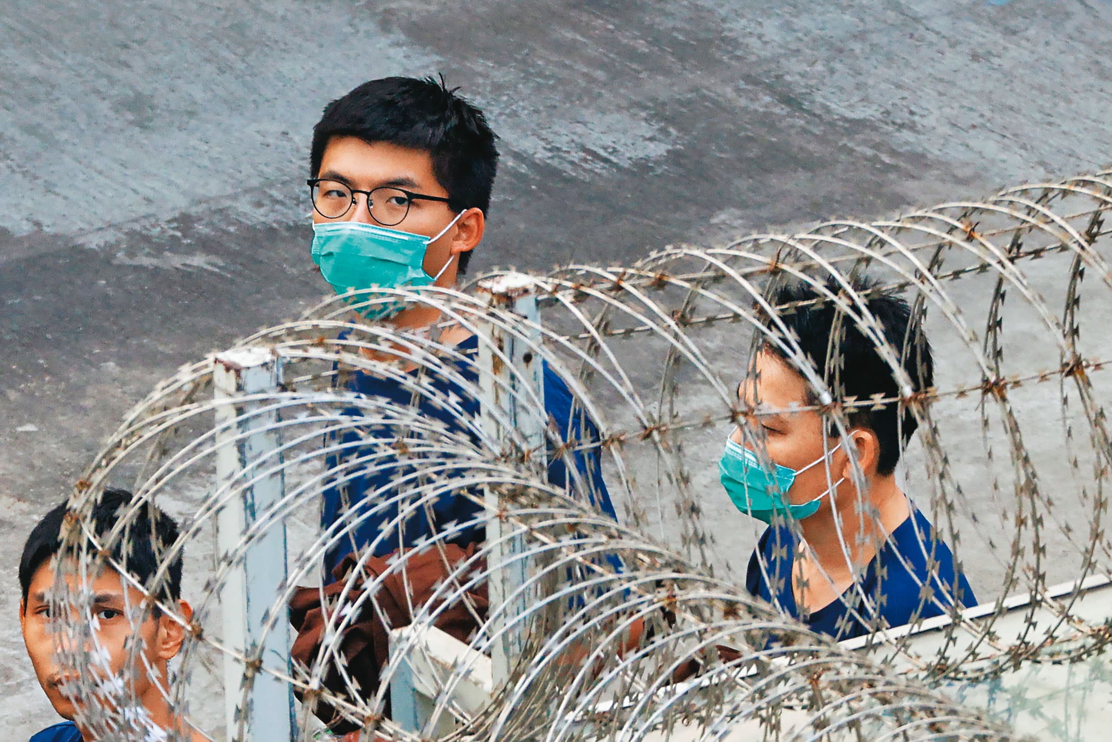 1月7日,黃之鋒在獄中再度遭到逮捕,並首度被控違反香港《國安法》中的「顛覆國家政權」。圖為2020年12月3日,黃之鋒在荔枝角收押所。(達志影像)
