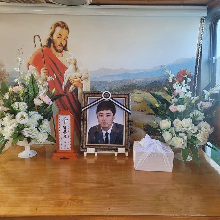 在景東浩出殯後6個小時,原本病臥在床的母親也隨之去世,讓許多人感到相當遺憾。(翻攝自IG)
