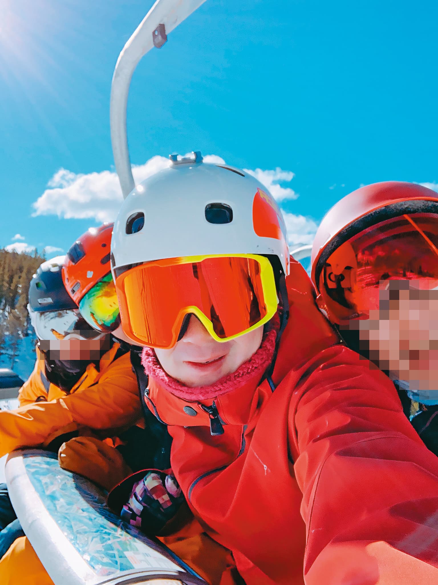 擁有滑雪教練資格的陳姓工程師(中),被多名女子指控把滑雪團當成後宮。(讀者提供)