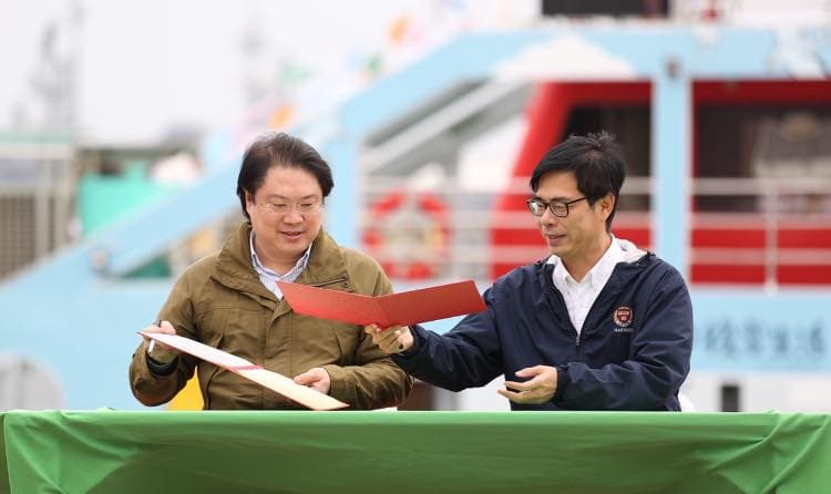 林右昌與陳其邁簽署備忘錄，推動「高基雙港漫遊趣」郵輪觀光合作。（翻攝自林右昌臉書）