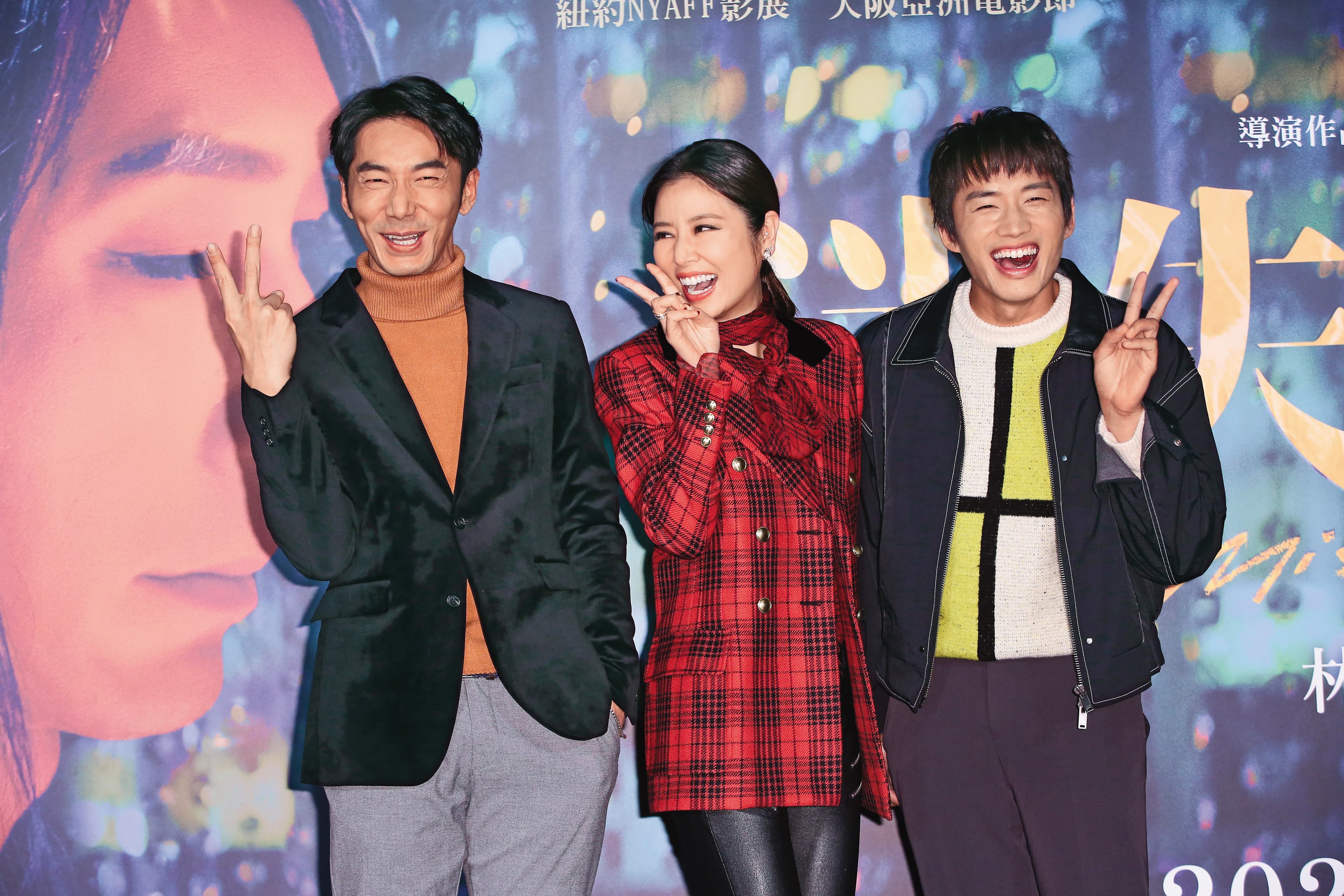 李李仁(左)中指加食指「買一送一」醬就對了!與林心如(中)、陳澤耀(右)開心比Ya,傳遞正能量。