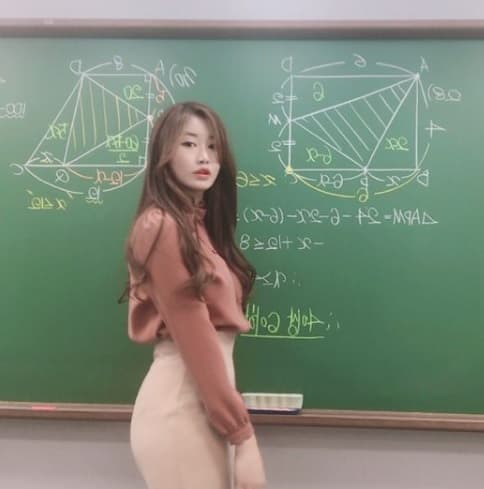 韓國正妹數學教師,經常在社群曬出教學的照片。(翻攝自im_ssong1201 IG)