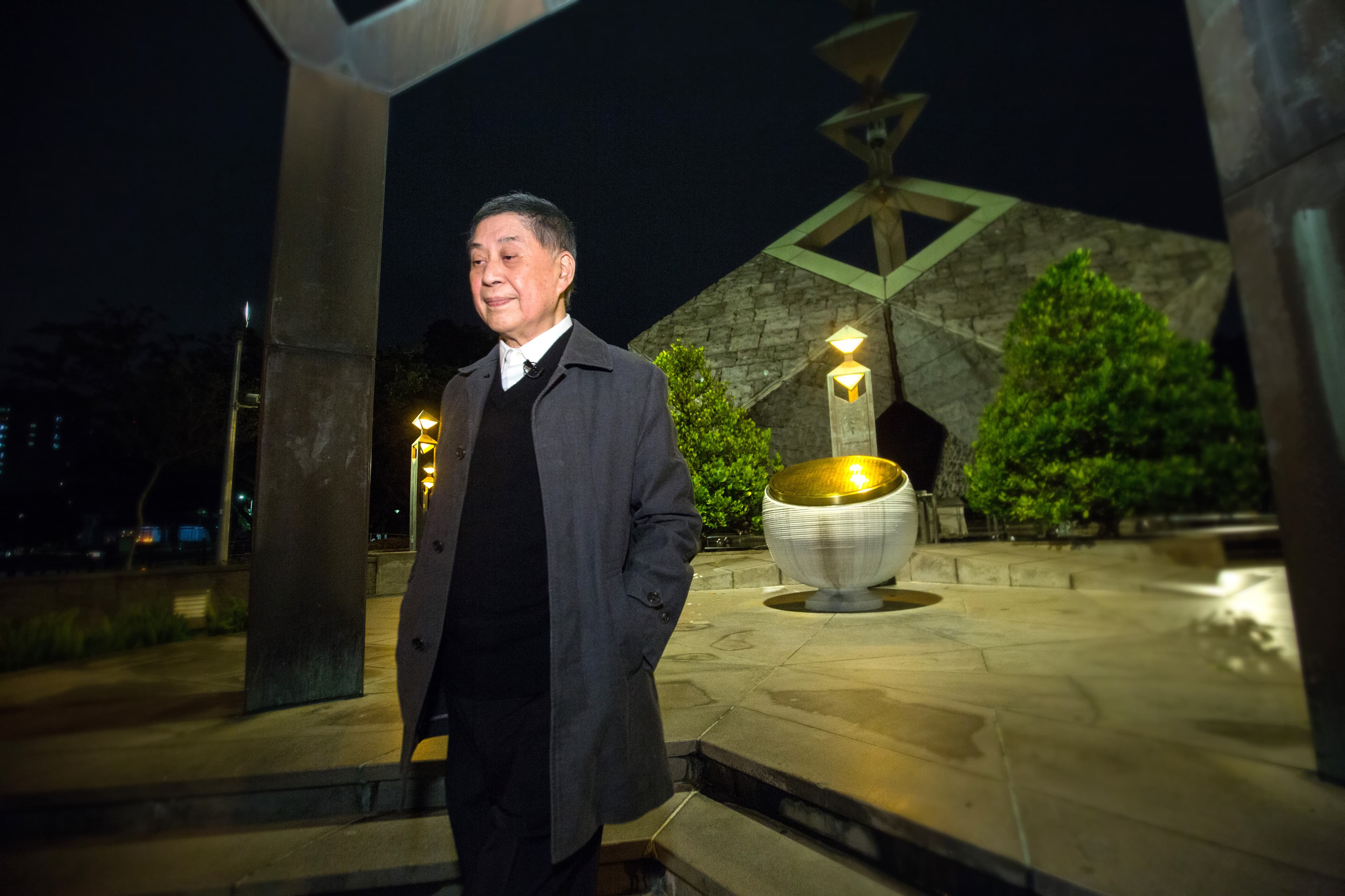 白先勇堅持到二二八紀念公園,為我們講述父親在二二八衝突中,抵達台灣第一事即下令「公開審判,停止行刑」、救了不少台灣人的故事,講到天色都黑了。